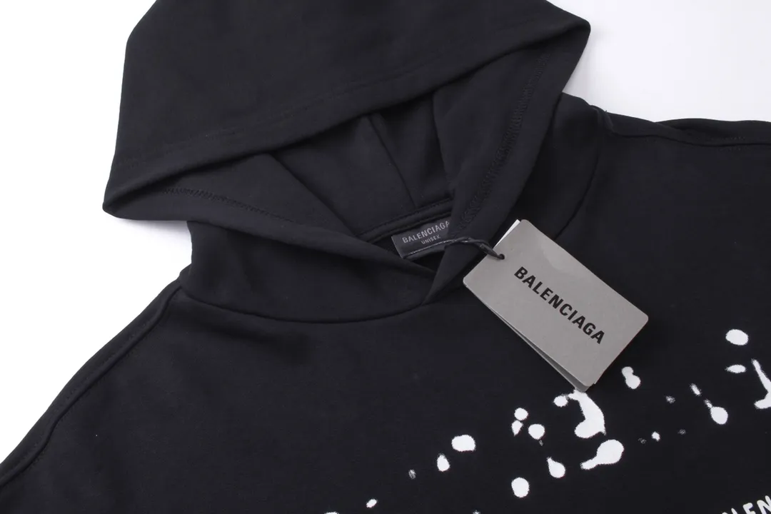 🅿️296 Detailed picture [Top version. Official website quality] BALENCI*GA/Paris BALENCI*GA# 2023 new autumn and winter style, blurred letter shadow printed hooded sweatshirt. Brick cabinet synchronization. The fabric is made of Paris ZP custom-woven and dyed cotton terry Davidson. The weight is 450 grams. The cloth surface is clean. The cloth texture is clear. Soft and comfortable. Good color fastness. Not easy to change color. The threads are woven and dyed with no color difference. The printing uses imported environmentally friendly rubber paddles, cutting piece positioning, precision stencils, fine LOGO letters, clear letters, no burrs. The effect is three-dimensional, which is different from ordinary printing in the market. Restore brick cabinets. The version adopts OS loose shoulder design. Same style for men and women. Code: BL238013 Color: Black Size: XS S M L