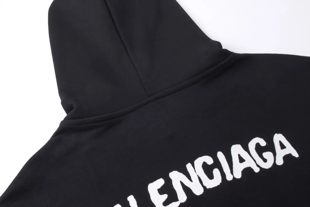🅿️296 Detailed picture [Top version. Official website quality] BALENCI*GA/Paris BALENCI*GA# 2023 new autumn and winter style, blurred letter shadow printed hooded sweatshirt. Brick cabinet synchronization. The fabric is made of Paris ZP custom-woven and dyed cotton terry Davidson. The weight is 450 grams. The cloth surface is clean. The cloth texture is clear. Soft and comfortable. Good color fastness. Not easy to change color. The threads are woven and dyed with no color difference. The printing uses imported environmentally friendly rubber paddles, cutting piece positioning, precision stencils, fine LOGO letters, clear letters, no burrs. The effect is three-dimensional, which is different from ordinary printing in the market. Restore brick cabinets. The version adopts OS loose shoulder design. Same style for men and women. Code: BL238013 Color: Black Size: XS S M L