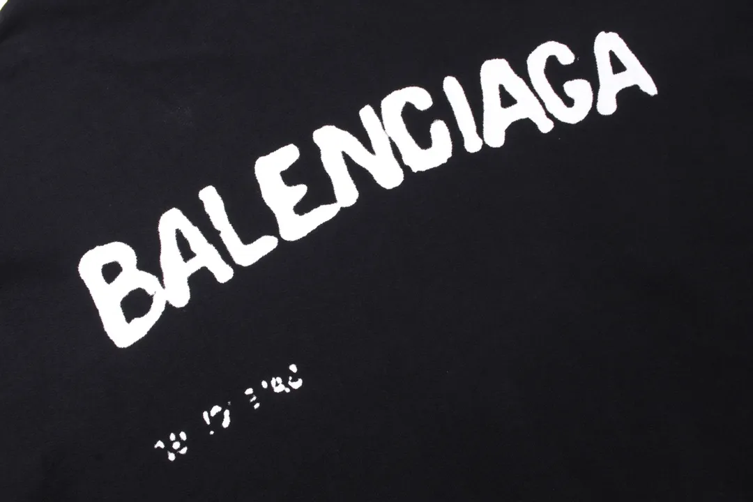 🅿️296 Detailed picture [Top version. Official website quality] BALENCI*GA/Paris BALENCI*GA# 2023 new autumn and winter style, blurred letter shadow printed hooded sweatshirt. Brick cabinet synchronization. The fabric is made of Paris ZP custom-woven and dyed cotton terry Davidson. The weight is 450 grams. The cloth surface is clean. The cloth texture is clear. Soft and comfortable. Good color fastness. Not easy to change color. The threads are woven and dyed with no color difference. The printing uses imported environmentally friendly rubber paddles, cutting piece positioning, precision stencils, fine LOGO letters, clear letters, no burrs. The effect is three-dimensional, which is different from ordinary printing in the market. Restore brick cabinets. The version adopts OS loose shoulder design. Same style for men and women. Code: BL238013 Color: Black Size: XS S M L