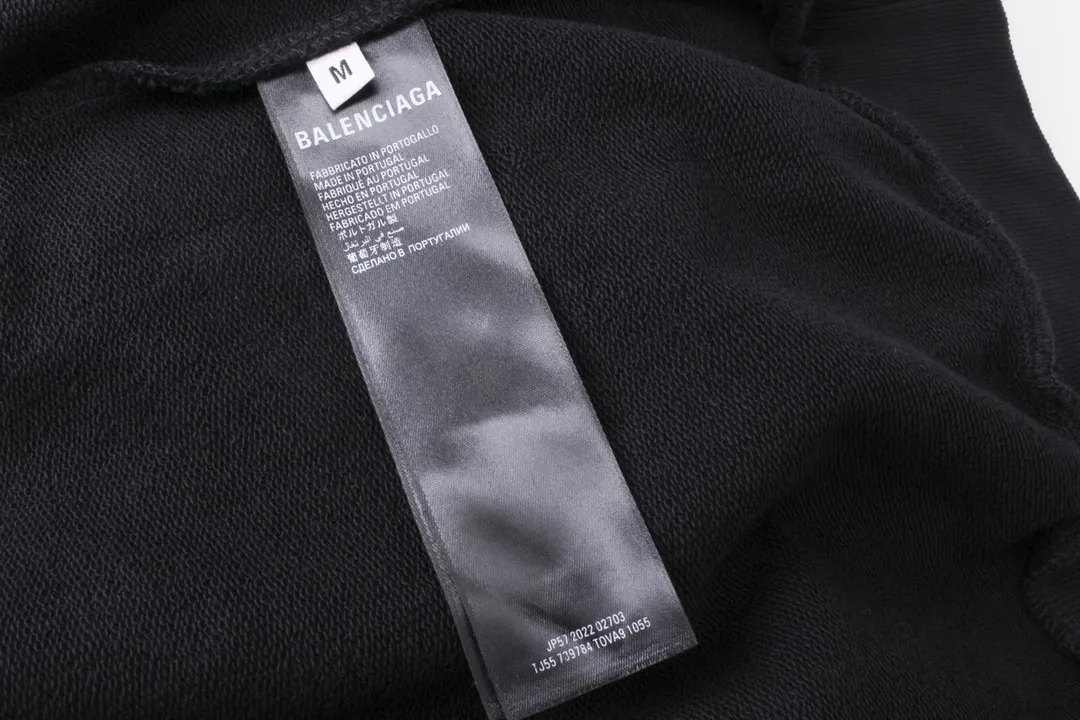 🅿️296 Detailed picture [Top version. Official website quality] BALENCI*GA/Paris BALENCI*GA# 2023 new autumn and winter style, blurred letter shadow printed hooded sweatshirt. Brick cabinet synchronization. The fabric is made of Paris ZP custom-woven and dyed cotton terry Davidson. The weight is 450 grams. The cloth surface is clean. The cloth texture is clear. Soft and comfortable. Good color fastness. Not easy to change color. The threads are woven and dyed with no color difference. The printing uses imported environmentally friendly rubber paddles, cutting piece positioning, precision stencils, fine LOGO letters, clear letters, no burrs. The effect is three-dimensional, which is different from ordinary printing in the market. Restore brick cabinets. The version adopts OS loose shoulder design. Same style for men and women. Code: BL238013 Color: Black Size: XS S M L