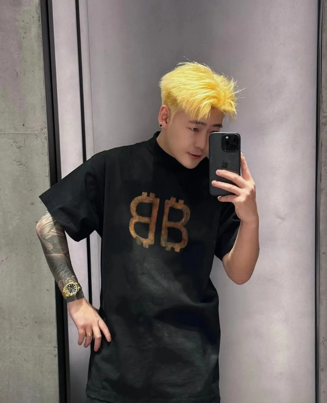 🎀Hot model pictures🎀【New arrival】Top version BALENCIAGA 23SS distressed and dirty orange double B mud dyed orange BB printed round neck pure cotton short-sleeved T-shirts for male and female couples stars. Use special dirty and distressed technology, artificially painted double B pattern, pure cotton soft fabric, color contrast dyeing fabric, ultra-fine flat screen printing process, full of fashion sense, custom dyeing pure cotton fabric 260g heavy worsted, breathable cotton fabric contrast dyeing The feel of cotton is strong at first hand. The yp version has not been changed. The small collar + short cuffs can be worn to create the effect of the model's upper body. The double B letter pattern is designed with old elements to create a dirty effect. Thermosetting ink printing uses chemical ink as the pigment. It needs high temperature drying to solidify the ink on the fabric. The unique dirty and holey old effect. The heavy pure cotton material is deliberately treated with local parts to create the effect of wear and tear, combined with the rust stains and pollution color effects to create a polluted appearance. Color; Black Size; XS-L P:280