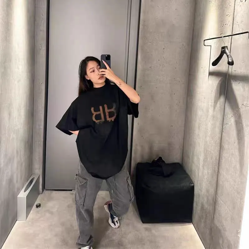 🎀Hot model pictures🎀【New arrival】Top version BALENCIAGA 23SS distressed and dirty orange double B mud dyed orange BB printed round neck pure cotton short-sleeved T-shirts for male and female couples stars. Use special dirty and distressed technology, artificially painted double B pattern, pure cotton soft fabric, color contrast dyeing fabric, ultra-fine flat screen printing process, full of fashion sense, custom dyeing pure cotton fabric 260g heavy worsted, breathable cotton fabric contrast dyeing The feel of cotton is strong at first hand. The yp version has not been changed. The small collar + short cuffs can be worn to create the effect of the model's upper body. The double B letter pattern is designed with old elements to create a dirty effect. Thermosetting ink printing uses chemical ink as the pigment. It needs high temperature drying to solidify the ink on the fabric. The unique dirty and holey old effect. The heavy pure cotton material is deliberately treated with local parts to create the effect of wear and tear, combined with the rust stains and pollution color effects to create a polluted appearance. Color; Black Size; XS-L P:280