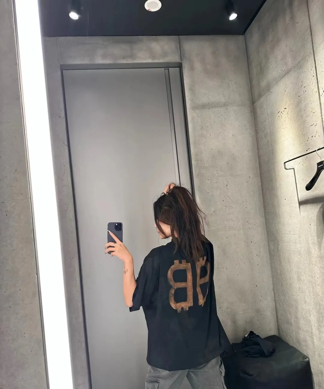 🎀Hot model pictures🎀【New arrival】Top version BALENCIAGA 23SS distressed and dirty orange double B mud dyed orange BB printed round neck pure cotton short-sleeved T-shirts for male and female couples stars. Use special dirty and distressed technology, artificially painted double B pattern, pure cotton soft fabric, color contrast dyeing fabric, ultra-fine flat screen printing process, full of fashion sense, custom dyeing pure cotton fabric 260g heavy worsted, breathable cotton fabric contrast dyeing The feel of cotton is strong at first hand. The yp version has not been changed. The small collar + short cuffs can be worn to create the effect of the model's upper body. The double B letter pattern is designed with old elements to create a dirty effect. Thermosetting ink printing uses chemical ink as the pigment. It needs high temperature drying to solidify the ink on the fabric. The unique dirty and holey old effect. The heavy pure cotton material is deliberately treated with local parts to create the effect of wear and tear, combined with the rust stains and pollution color effects to create a polluted appearance. Color; Black Size; XS-L P:280