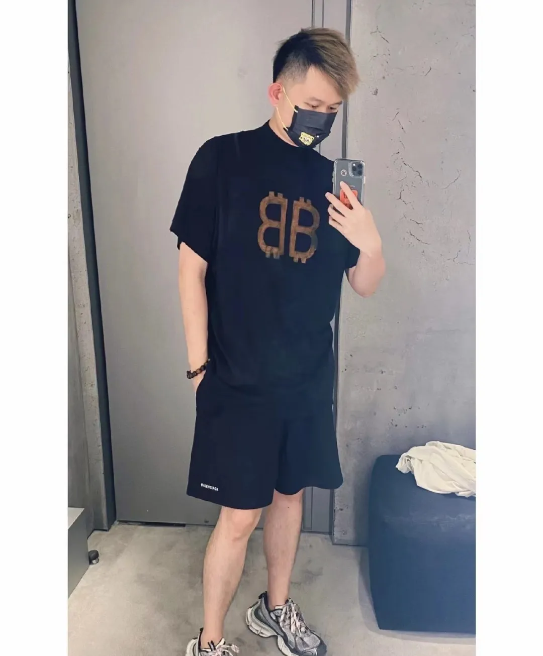 🎀Hot model pictures🎀【New arrival】Top version BALENCIAGA 23SS distressed and dirty orange double B mud dyed orange BB printed round neck pure cotton short-sleeved T-shirts for male and female couples stars. Use special dirty and distressed technology, artificially painted double B pattern, pure cotton soft fabric, color contrast dyeing fabric, ultra-fine flat screen printing process, full of fashion sense, custom dyeing pure cotton fabric 260g heavy worsted, breathable cotton fabric contrast dyeing The feel of cotton is strong at first hand. The yp version has not been changed. The small collar + short cuffs can be worn to create the effect of the model's upper body. The double B letter pattern is designed with old elements to create a dirty effect. Thermosetting ink printing uses chemical ink as the pigment. It needs high temperature drying to solidify the ink on the fabric. The unique dirty and holey old effect. The heavy pure cotton material is deliberately treated with local parts to create the effect of wear and tear, combined with the rust stains and pollution color effects to create a polluted appearance. Color; Black Size; XS-L P:280