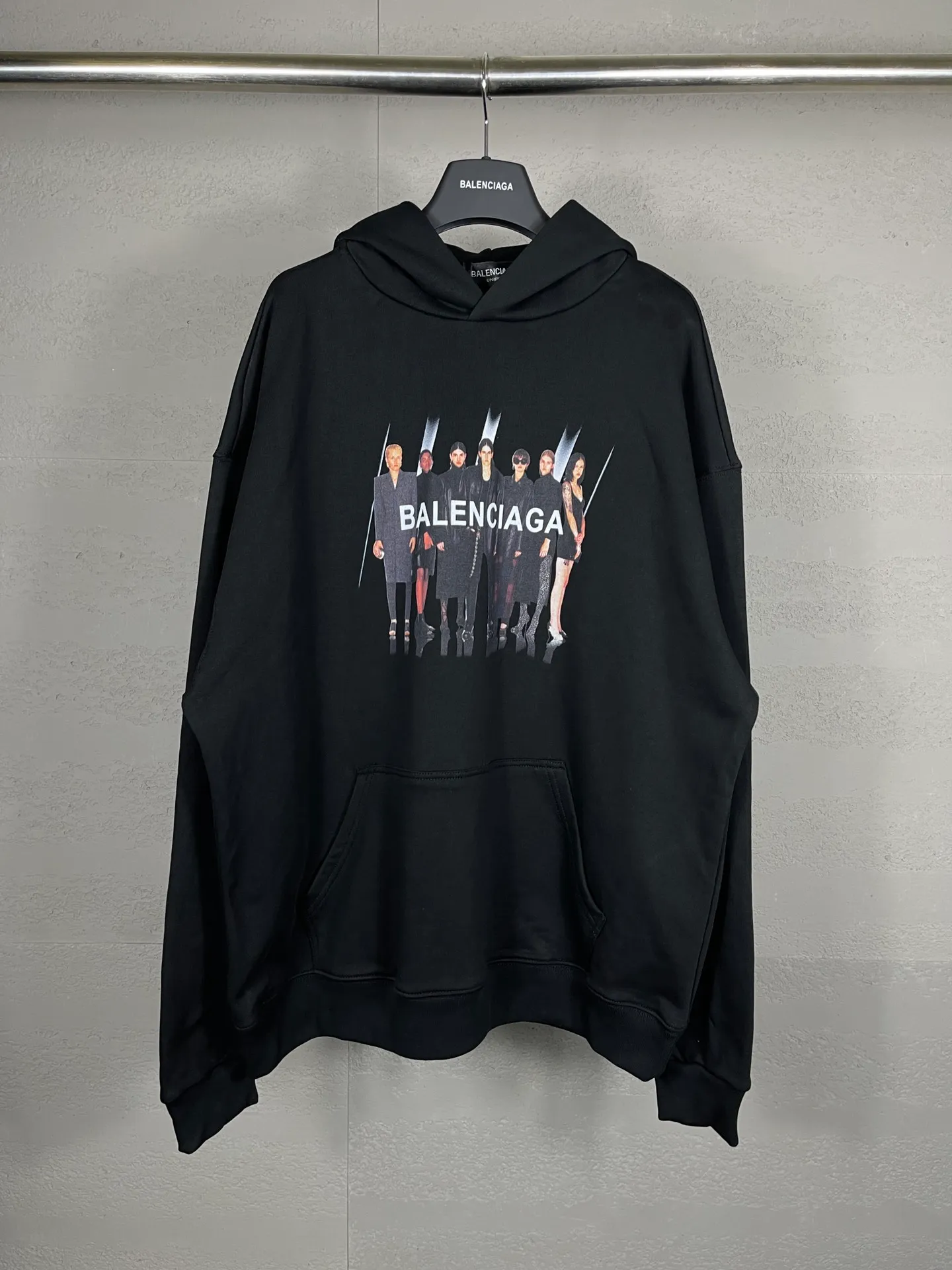 🅿️310 real photos [Top version. Official website quality] BALENCI*GA/Paris. Classic style. 22SS#BALENCI*GA# Portrait band direct-printed hooded sweatshirt. Brick cabinet synchronization. The fabric is made of Paris ZP custom-woven and dyed cotton sweatshirt. The weight is 450 grams, the cloth surface is clean. The cloth pattern is clear, soft and comfortable. The threads are woven and dyed with no color difference. The classic pattern is printed with Kornit direct-injection printing, which has no hand feel and a three-dimensional effect, restoring the brick cabinet. The version adopts the OS loose shoulder version. Same style for men and women. Code: BL238055 Color: Black. White. Medium gray Size: XS S M L