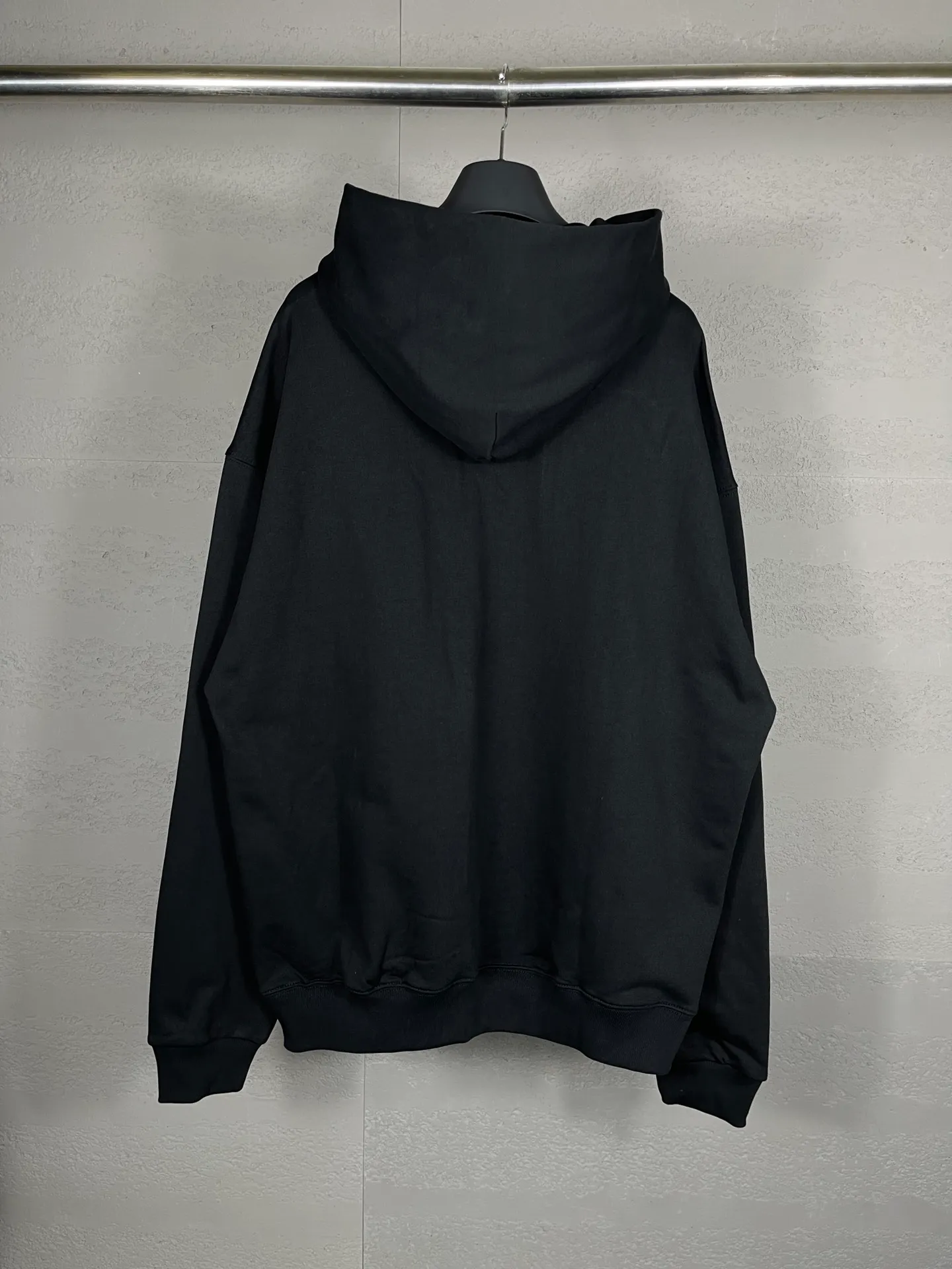 🅿️310 real photos [Top version. Official website quality] BALENCI*GA/Paris. Classic style. 22SS#BALENCI*GA# Portrait band direct-printed hooded sweatshirt. Brick cabinet synchronization. The fabric is made of Paris ZP custom-woven and dyed cotton sweatshirt. The weight is 450 grams, the cloth surface is clean. The cloth pattern is clear, soft and comfortable. The threads are woven and dyed with no color difference. The classic pattern is printed with Kornit direct-injection printing, which has no hand feel and a three-dimensional effect, restoring the brick cabinet. The version adopts the OS loose shoulder version. Same style for men and women. Code: BL238055 Color: Black. White. Medium gray Size: XS S M L