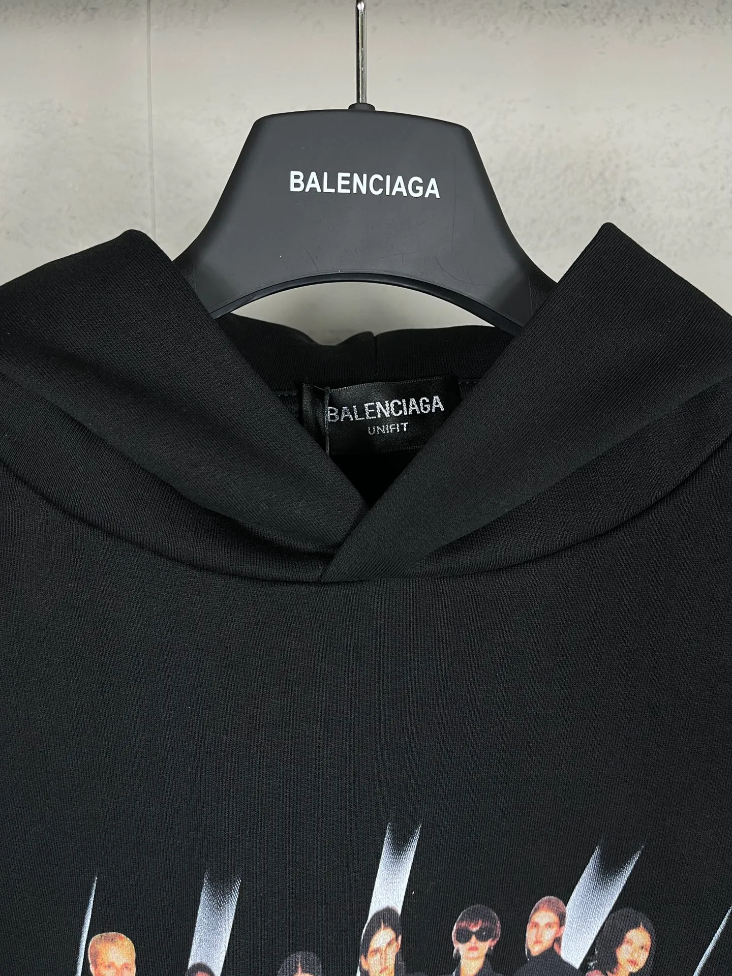 🅿️310 real photos [Top version. Official website quality] BALENCI*GA/Paris. Classic style. 22SS#BALENCI*GA# Portrait band direct-printed hooded sweatshirt. Brick cabinet synchronization. The fabric is made of Paris ZP custom-woven and dyed cotton sweatshirt. The weight is 450 grams, the cloth surface is clean. The cloth pattern is clear, soft and comfortable. The threads are woven and dyed with no color difference. The classic pattern is printed with Kornit direct-injection printing, which has no hand feel and a three-dimensional effect, restoring the brick cabinet. The version adopts the OS loose shoulder version. Same style for men and women. Code: BL238055 Color: Black. White. Medium gray Size: XS S M L