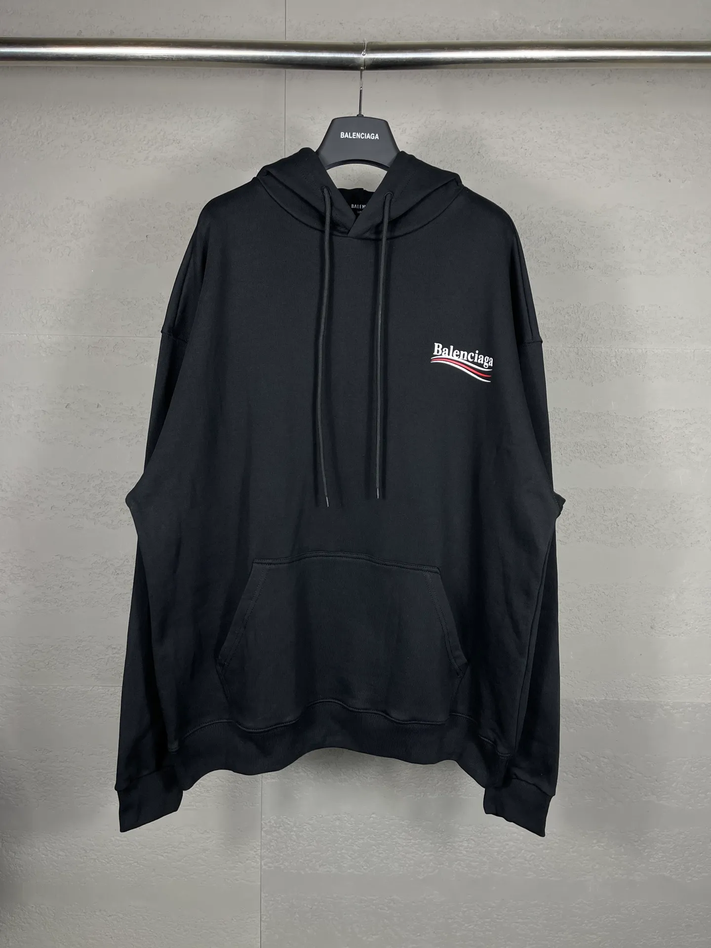 🅿️290 Actual pictures [Top version. Official website quality] BALENCI*GA/Paris #classic style, cola printed long-sleeved hooded sweatshirt. The fabric is made of Paris ZP custom-woven and dyed cotton David sweatshirt. The weight is 450 grams. The cloth surface is clean. The cloth pattern is clear, soft and comfortable. The threads are dyed with no color difference. The classic pattern printing uses environmentally friendly imported glue and precision stencil. The letters are clear. No burrs. The three-dimensional effect is strong. All colors are synchronized with the brick cabinets, custom woven and dyed, and will not fade. Different market currencies. The version adopts OS loose shoulder design. Same style for men and women. Code: BL238031 Color: white, black, red, blue Size: XS S M L