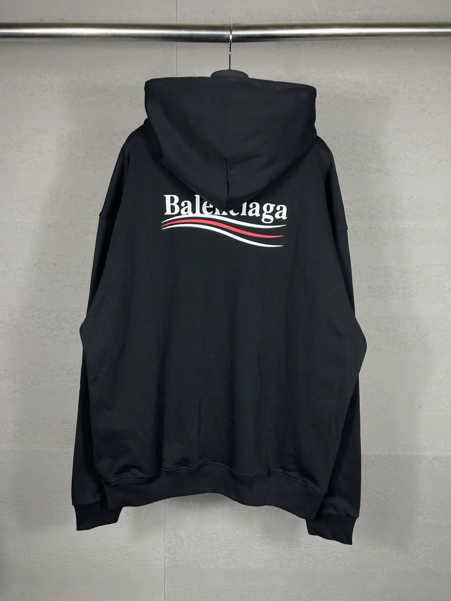 🅿️290 Actual pictures [Top version. Official website quality] BALENCI*GA/Paris #classic style, cola printed long-sleeved hooded sweatshirt. The fabric is made of Paris ZP custom-woven and dyed cotton David sweatshirt. The weight is 450 grams. The cloth surface is clean. The cloth pattern is clear, soft and comfortable. The threads are dyed with no color difference. The classic pattern printing uses environmentally friendly imported glue and precision stencil. The letters are clear. No burrs. The three-dimensional effect is strong. All colors are synchronized with the brick cabinets, custom woven and dyed, and will not fade. Different market currencies. The version adopts OS loose shoulder design. Same style for men and women. Code: BL238031 Color: white, black, red, blue Size: XS S M L