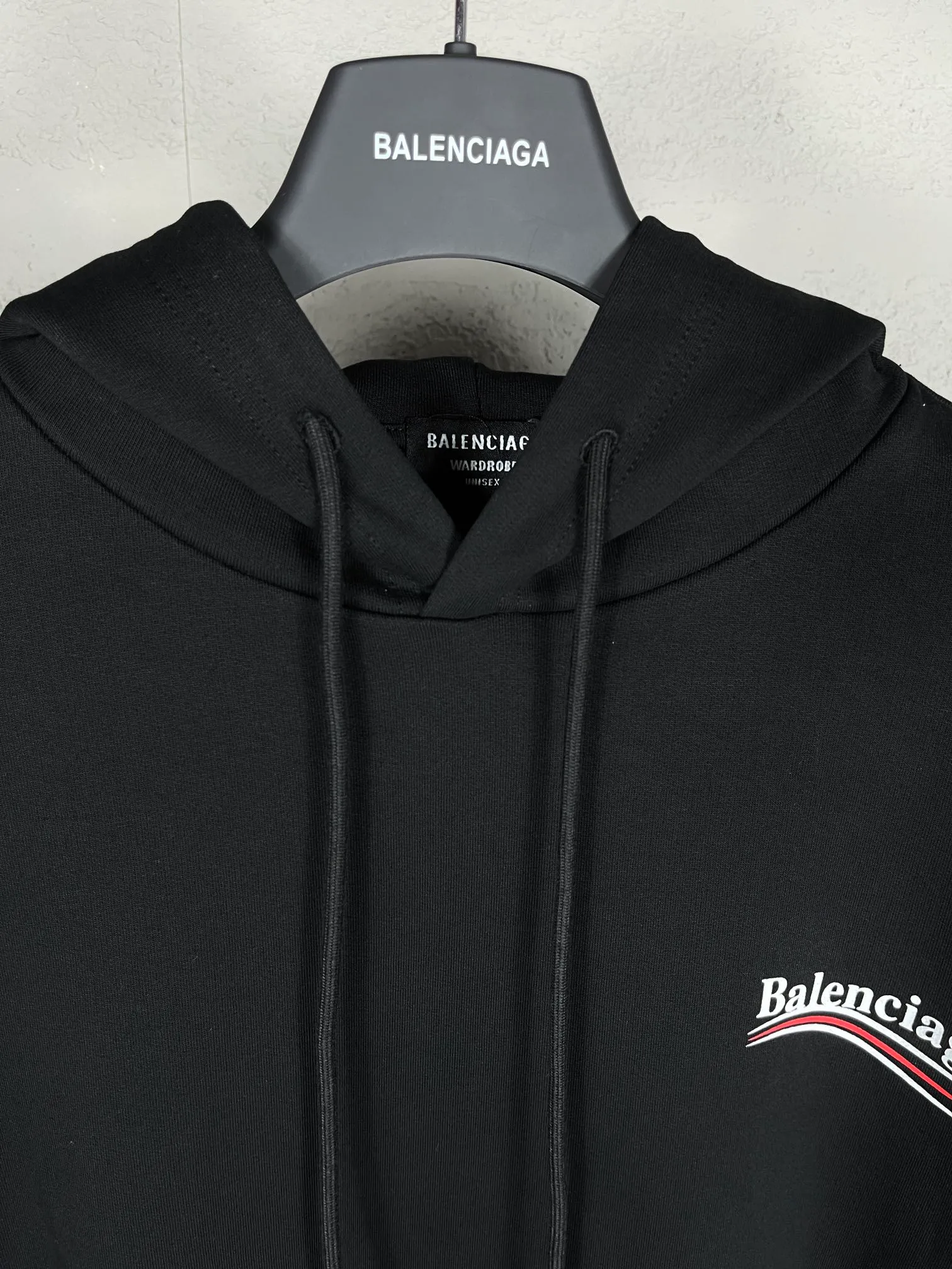 🅿️290 Actual pictures [Top version. Official website quality] BALENCI*GA/Paris #classic style, cola printed long-sleeved hooded sweatshirt. The fabric is made of Paris ZP custom-woven and dyed cotton David sweatshirt. The weight is 450 grams. The cloth surface is clean. The cloth pattern is clear, soft and comfortable. The threads are dyed with no color difference. The classic pattern printing uses environmentally friendly imported glue and precision stencil. The letters are clear. No burrs. The three-dimensional effect is strong. All colors are synchronized with the brick cabinets, custom woven and dyed, and will not fade. Different market currencies. The version adopts OS loose shoulder design. Same style for men and women. Code: BL238031 Color: white, black, red, blue Size: XS S M L