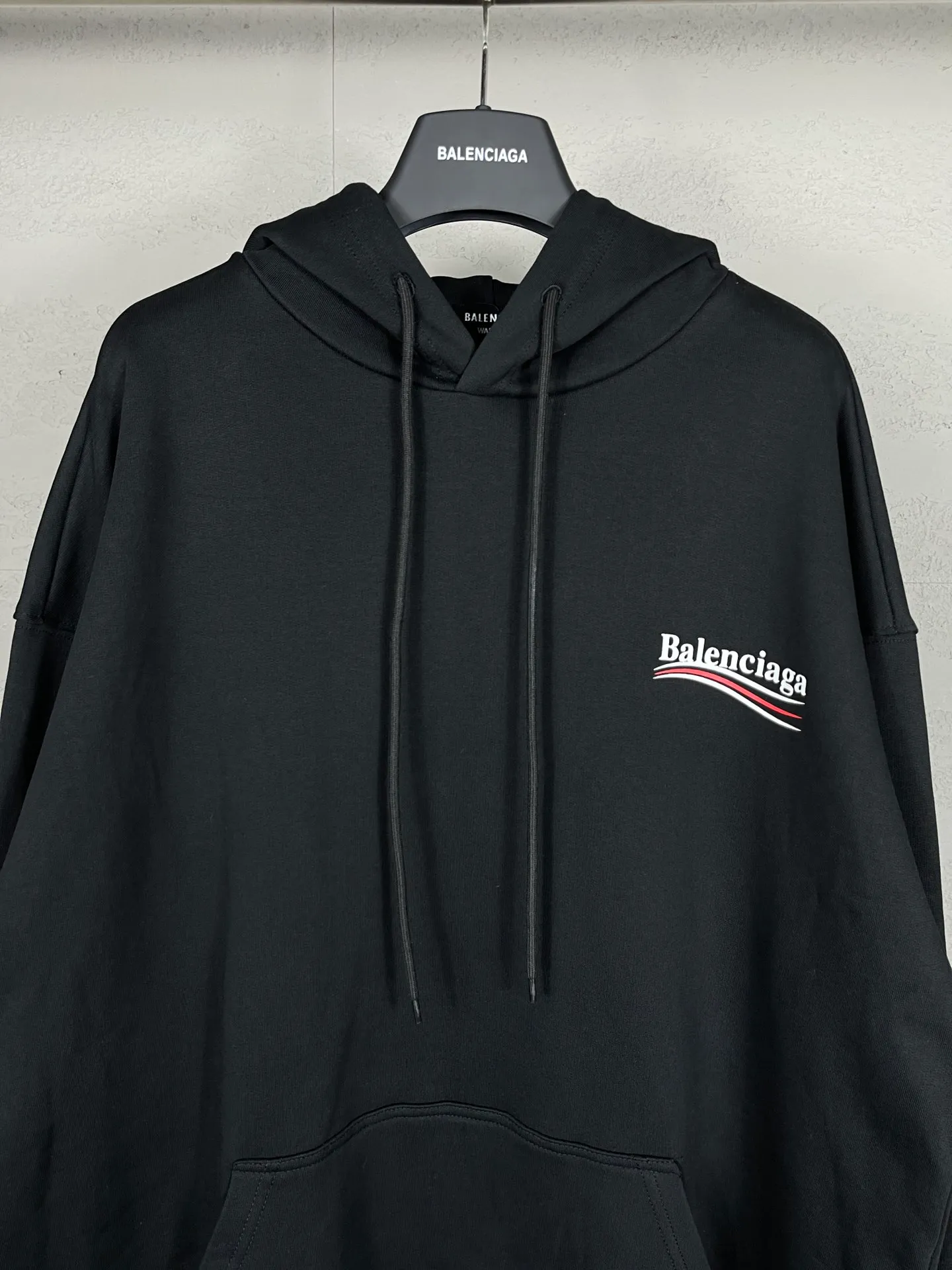 🅿️290 Actual pictures [Top version. Official website quality] BALENCI*GA/Paris #classic style, cola printed long-sleeved hooded sweatshirt. The fabric is made of Paris ZP custom-woven and dyed cotton David sweatshirt. The weight is 450 grams. The cloth surface is clean. The cloth pattern is clear, soft and comfortable. The threads are dyed with no color difference. The classic pattern printing uses environmentally friendly imported glue and precision stencil. The letters are clear. No burrs. The three-dimensional effect is strong. All colors are synchronized with the brick cabinets, custom woven and dyed, and will not fade. Different market currencies. The version adopts OS loose shoulder design. Same style for men and women. Code: BL238031 Color: white, black, red, blue Size: XS S M L
