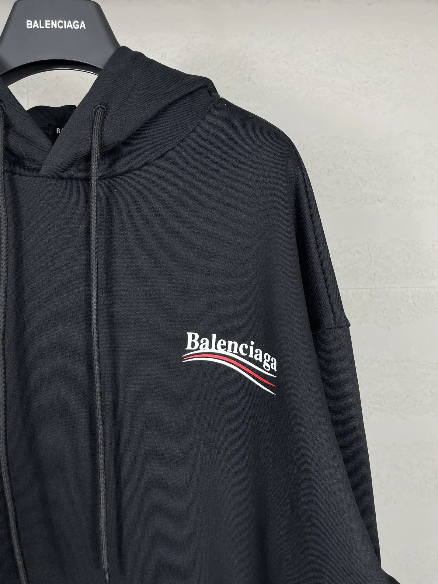 🅿️290 Actual pictures [Top version. Official website quality] BALENCI*GA/Paris #classic style, cola printed long-sleeved hooded sweatshirt. The fabric is made of Paris ZP custom-woven and dyed cotton David sweatshirt. The weight is 450 grams. The cloth surface is clean. The cloth pattern is clear, soft and comfortable. The threads are dyed with no color difference. The classic pattern printing uses environmentally friendly imported glue and precision stencil. The letters are clear. No burrs. The three-dimensional effect is strong. All colors are synchronized with the brick cabinets, custom woven and dyed, and will not fade. Different market currencies. The version adopts OS loose shoulder design. Same style for men and women. Code: BL238031 Color: white, black, red, blue Size: XS S M L