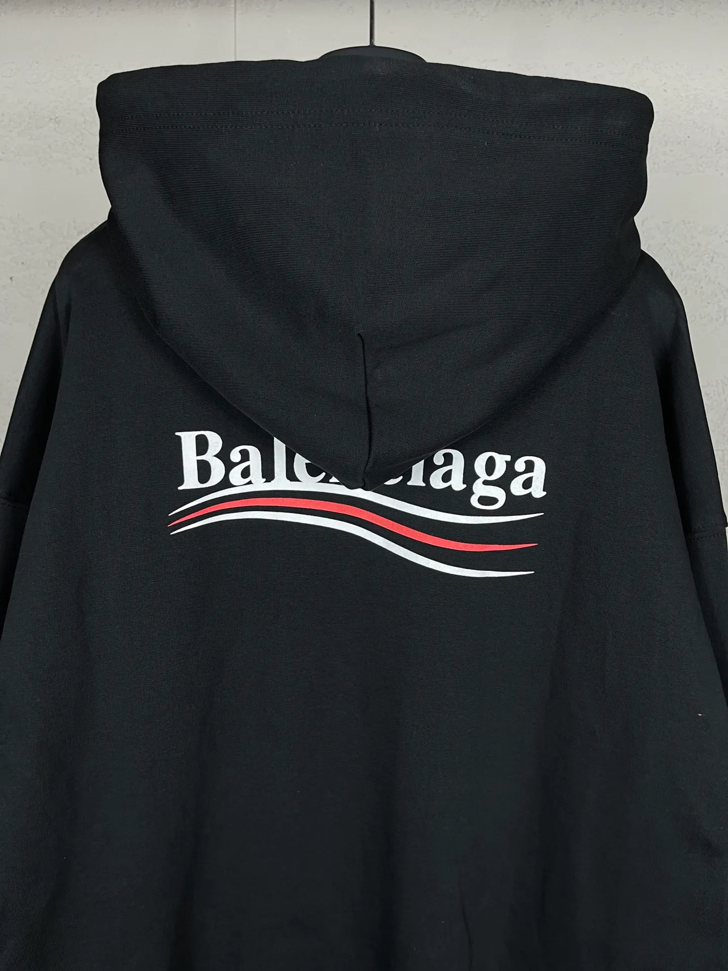 🅿️290 Actual pictures [Top version. Official website quality] BALENCI*GA/Paris #classic style, cola printed long-sleeved hooded sweatshirt. The fabric is made of Paris ZP custom-woven and dyed cotton David sweatshirt. The weight is 450 grams. The cloth surface is clean. The cloth pattern is clear, soft and comfortable. The threads are dyed with no color difference. The classic pattern printing uses environmentally friendly imported glue and precision stencil. The letters are clear. No burrs. The three-dimensional effect is strong. All colors are synchronized with the brick cabinets, custom woven and dyed, and will not fade. Different market currencies. The version adopts OS loose shoulder design. Same style for men and women. Code: BL238031 Color: white, black, red, blue Size: XS S M L