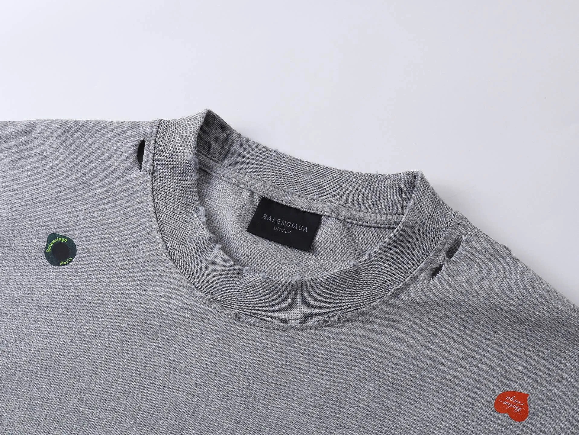 🅿️214 Real photos [Top version. Official website quality] BALENCI*GA/Paris #2025 spring and summer new style. Fruit pattern Vintage all over embossed washed and distressed short-sleeved T-shirt#. The fabric is made of Paris ZP custom-woven and dyed cotton double yarn. Weighing 260 grams, the cloth surface is clean. The cloth pattern is clear, soft and comfortable. The threads are dyed with no color difference. The pattern printing uses environmentally friendly imported glue and computer inkjet printing. The pattern is clear, no burrs, and has a strong three-dimensional effect. The garments are washed and worn. All colors are synchronized with the brick cabinets, custom woven and dyed, and will not fade. Different market currencies. The version adopts OS loose shoulder design. Same style for men and women. Code: BL253665 Color: floral gray, pink Size: XS S M L