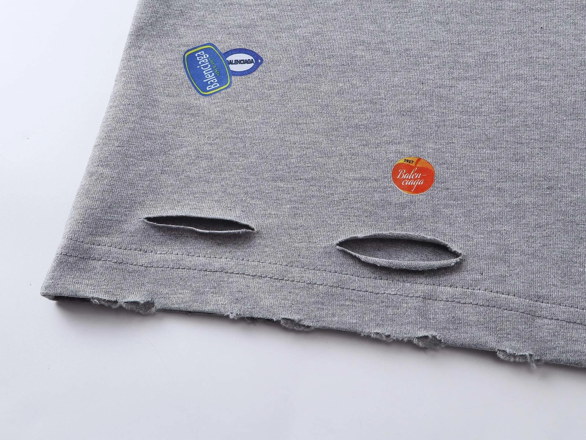 🅿️214 Real photos [Top version. Official website quality] BALENCI*GA/Paris #2025 spring and summer new style. Fruit pattern Vintage all over embossed washed and distressed short-sleeved T-shirt#. The fabric is made of Paris ZP custom-woven and dyed cotton double yarn. Weighing 260 grams, the cloth surface is clean. The cloth pattern is clear, soft and comfortable. The threads are dyed with no color difference. The pattern printing uses environmentally friendly imported glue and computer inkjet printing. The pattern is clear, no burrs, and has a strong three-dimensional effect. The garments are washed and worn. All colors are synchronized with the brick cabinets, custom woven and dyed, and will not fade. Different market currencies. The version adopts OS loose shoulder design. Same style for men and women. Code: BL253665 Color: floral gray, pink Size: XS S M L
