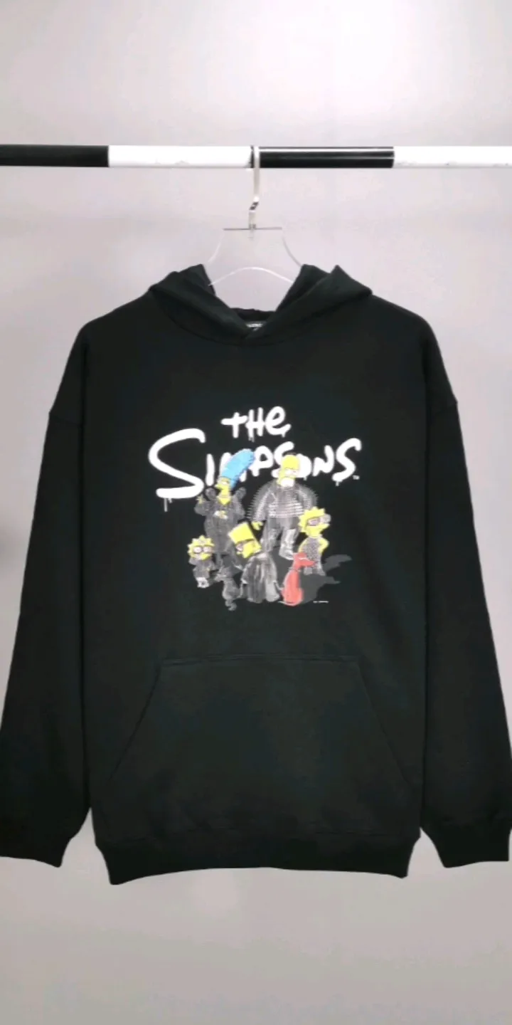 Real shot of the video - Spring and Autumn top-notch proven version of Balenciaga BALENCIAGA The Simpsons cartoon pattern crackle craft pure cotton loose loose hooded sweatshirt for men and women couples, the craftsmanship adopts Kangli printing cracking effect. The front panel printing glue bursting effect uses imported transparent slurry to scrape the bottom to make the printing bursting feel uniform. (PS: If this process is missing, the printing will easily fall off in large areas after cracking.) The embroidery at the hem uses a Tajima embroidery machine imported from Japan, which makes the size and spacing of the letters even, and the hollows of the letters will not be filled. Precise craftsmanship, full of details. The fabric is made of 520g crystal composite fleece cotton, brand new, washed, and labeled. Genuine products are consistent and synchronized, and coded authentic products are consistent and synchronized. Top tested version, accurate and flawless.  Color: White Blue Black Size: XS-L P:520