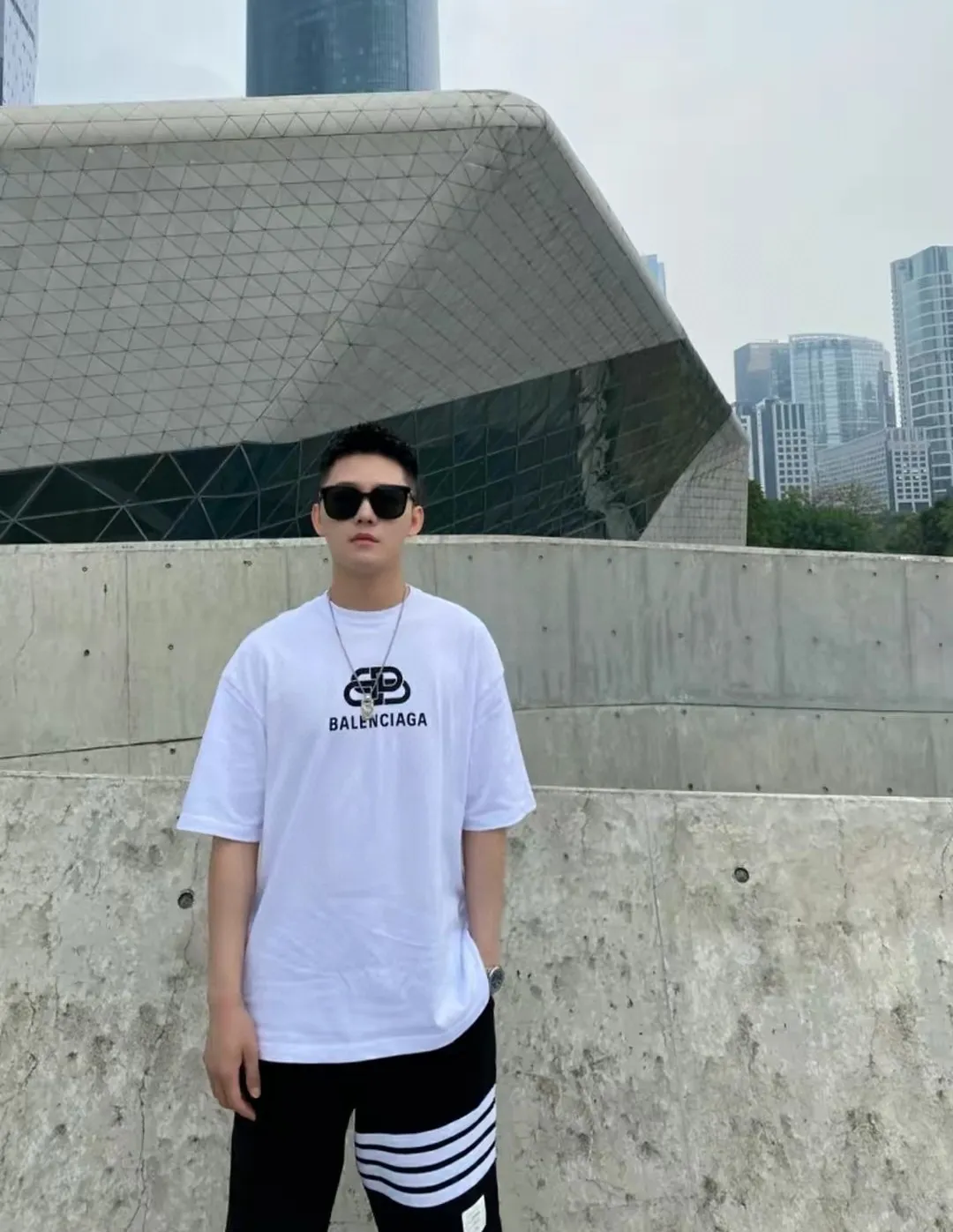 ♻️💯Reference model picture for the upper body❤Top tested version Balenciaga 21ss new lock buckle Unisex short-sleeved loose pure cotton BALENCIAGA short-sleeved T-shirt for couples Super classic style with good-looking colors Oversize version 260g Double yarn cotton top fabric [Little Red Book popular style | Highly recommended by ins style bloggers] Original model opening 1:1, all other colors are custom-woven and dyed (although everyone says so, but I guarantee it, and the threads are also dyed in the same vat) and there is no error with ZP.  Positioned cutting, high-quality wiring, original 1x1 thickened thread on the neckline, imported glue printing, black and gray colors are all silver, lock printing, repeated washing, not easy to crack! ! ! A full set of genuine one-to-one accessories, bag code marked. The numbers are all correct and identical.  Color: White Black Floral Gray Haze Blue Washed Black Size: XS-L P:240
