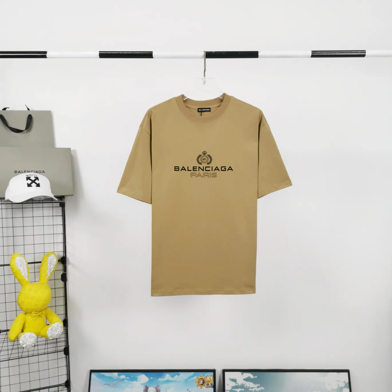 [New arrival] The top tested version of Balenciaga's classic wheat crown lock Paris male and female couple star's same style pure cotton short-sleeved T-shirt. Selected 32S 260g combed cotton fabric, thick and textured, high-density knitting weaving technology, firm and elastic, extremely smooth and skin-friendly, soft and delicate feel, does not shrink or deform, the upper body is crisp and stylish, different from the cheap soft couch fabrics with low weight and low count on the market.  Ultra-high-level workmanship, every detail shows a sense of luxury, and the original three-dimensional cutting process creates a perfect fit. The OS loose shoulder style accommodates all body types. It is a truly versatile style that looks slim and good-looking for both men and women.   3M (black) reflective classic wheat ear letter printing, high fastness and will not crack or fall off. The classic pattern will never go out of style. Multiple colors are available, and every color is beautiful!  Color: Black White Dark Khaki Size: XS-L P:250