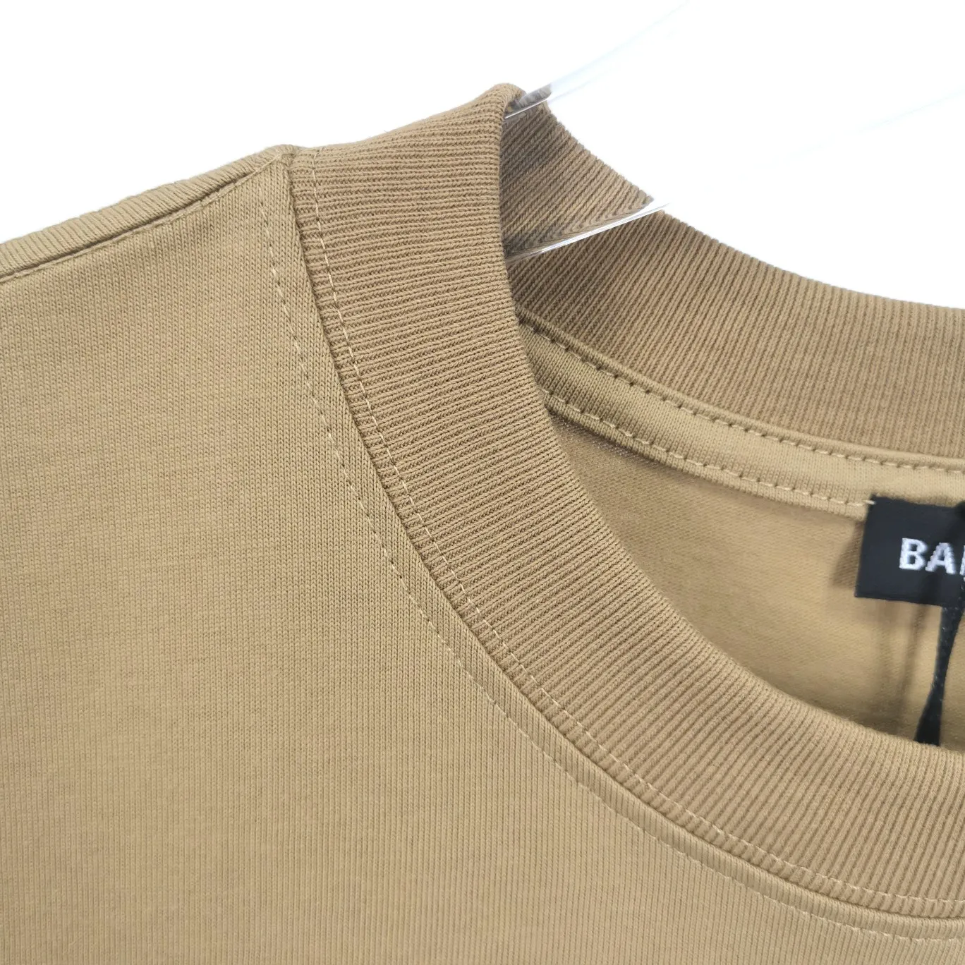 [New arrival] The top tested version of Balenciaga's classic wheat crown lock Paris male and female couple star's same style pure cotton short-sleeved T-shirt. Selected 32S 260g combed cotton fabric, thick and textured, high-density knitting weaving technology, firm and elastic, extremely smooth and skin-friendly, soft and delicate feel, does not shrink or deform, the upper body is crisp and stylish, different from the cheap soft couch fabrics with low weight and low count on the market.  Ultra-high-level workmanship, every detail shows a sense of luxury, and the original three-dimensional cutting process creates a perfect fit. The OS loose shoulder style accommodates all body types. It is a truly versatile style that looks slim and good-looking for both men and women.   3M (black) reflective classic wheat ear letter printing, high fastness and will not crack or fall off. The classic pattern will never go out of style. Multiple colors are available, and every color is beautiful!  Color: Black White Dark Khaki Size: XS-L P:250