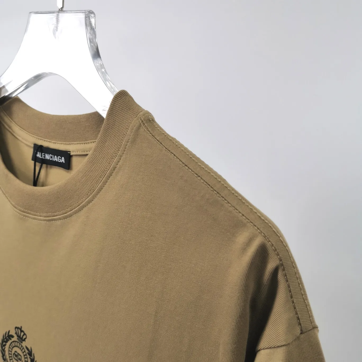[New arrival] The top tested version of Balenciaga's classic wheat crown lock Paris male and female couple star's same style pure cotton short-sleeved T-shirt. Selected 32S 260g combed cotton fabric, thick and textured, high-density knitting weaving technology, firm and elastic, extremely smooth and skin-friendly, soft and delicate feel, does not shrink or deform, the upper body is crisp and stylish, different from the cheap soft couch fabrics with low weight and low count on the market.  Ultra-high-level workmanship, every detail shows a sense of luxury, and the original three-dimensional cutting process creates a perfect fit. The OS loose shoulder style accommodates all body types. It is a truly versatile style that looks slim and good-looking for both men and women.   3M (black) reflective classic wheat ear letter printing, high fastness and will not crack or fall off. The classic pattern will never go out of style. Multiple colors are available, and every color is beautiful!  Color: Black White Dark Khaki Size: XS-L P:250