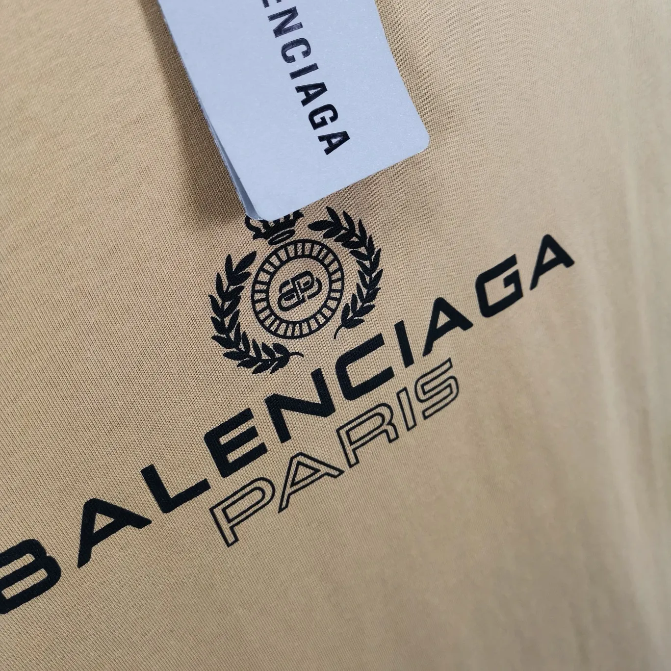 [New arrival] The top tested version of Balenciaga's classic wheat crown lock Paris male and female couple star's same style pure cotton short-sleeved T-shirt. Selected 32S 260g combed cotton fabric, thick and textured, high-density knitting weaving technology, firm and elastic, extremely smooth and skin-friendly, soft and delicate feel, does not shrink or deform, the upper body is crisp and stylish, different from the cheap soft couch fabrics with low weight and low count on the market.  Ultra-high-level workmanship, every detail shows a sense of luxury, and the original three-dimensional cutting process creates a perfect fit. The OS loose shoulder style accommodates all body types. It is a truly versatile style that looks slim and good-looking for both men and women.   3M (black) reflective classic wheat ear letter printing, high fastness and will not crack or fall off. The classic pattern will never go out of style. Multiple colors are available, and every color is beautiful!  Color: Black White Dark Khaki Size: XS-L P:250