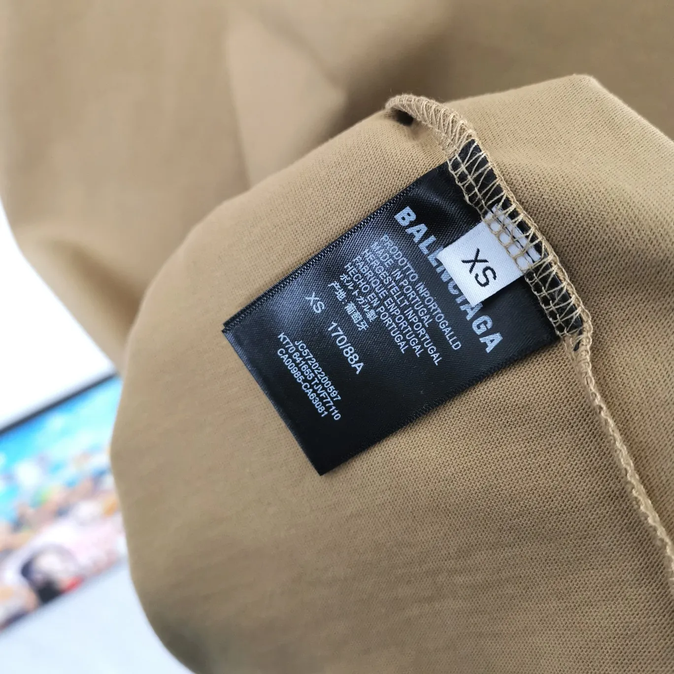 [New arrival] The top tested version of Balenciaga's classic wheat crown lock Paris male and female couple star's same style pure cotton short-sleeved T-shirt. Selected 32S 260g combed cotton fabric, thick and textured, high-density knitting weaving technology, firm and elastic, extremely smooth and skin-friendly, soft and delicate feel, does not shrink or deform, the upper body is crisp and stylish, different from the cheap soft couch fabrics with low weight and low count on the market.  Ultra-high-level workmanship, every detail shows a sense of luxury, and the original three-dimensional cutting process creates a perfect fit. The OS loose shoulder style accommodates all body types. It is a truly versatile style that looks slim and good-looking for both men and women.   3M (black) reflective classic wheat ear letter printing, high fastness and will not crack or fall off. The classic pattern will never go out of style. Multiple colors are available, and every color is beautiful!  Color: Black White Dark Khaki Size: XS-L P:250
