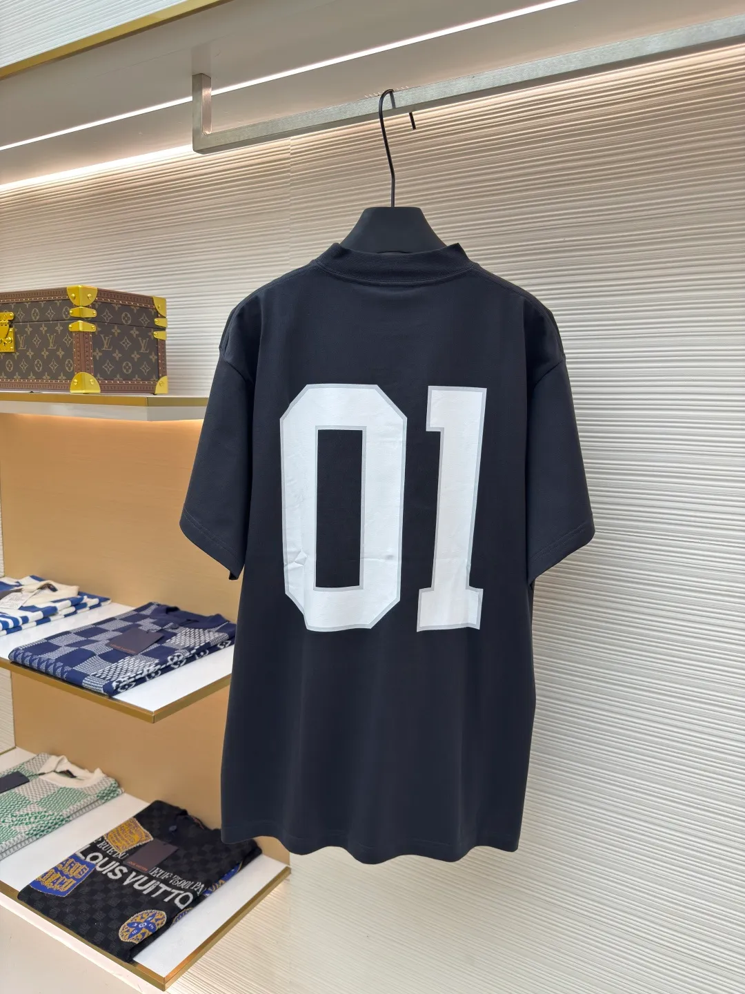 Balenciaga No. 1 jersey embroidered T-shirt ●Authentic product: 7000 purchased and developed ●Item number: 1680353-A35 ●Fabric: combed cotton plain fabric ●Technology: embroidery production ●Version: loose fit ●Weight: about 365 grams ●Size: XS-S-M-L ●Description: The fabric is made of 16s single-yarn combed cotton plain weave, with matching 1*1 horizontal machine-woven ribbing of this fabric color. The front and back panels are printed with elliptical machine screen paste, the front panel is embroidered with a domestic high-speed embroidery machine, laser burnt letter patch, 7s*7s twill contrasting color fastness 100% cotton, and the hem is a flat car color-blocked jacquard woven label. The woven label is made of white fine silk material imported from Japan. The overall wiring is straight and delicate, the fabric is comfortable and soft, and the color is consistent without color difference. It can be matched with the same style to create a fashionable look and control various occasions. Customized accessories, complete with three standards, same style for men and women!