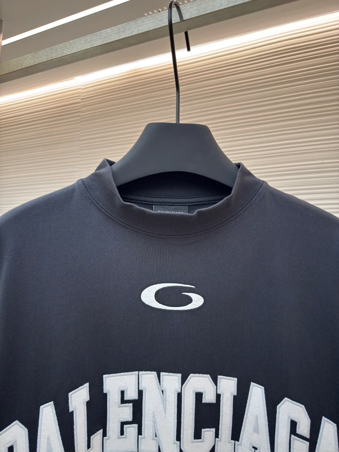 Balenciaga No. 1 jersey embroidered T-shirt ●Authentic product: 7000 purchased and developed ●Item number: 1680353-A35 ●Fabric: combed cotton plain fabric ●Technology: embroidery production ●Version: loose fit ●Weight: about 365 grams ●Size: XS-S-M-L ●Description: The fabric is made of 16s single-yarn combed cotton plain weave, with matching 1*1 horizontal machine-woven ribbing of this fabric color. The front and back panels are printed with elliptical machine screen paste, the front panel is embroidered with a domestic high-speed embroidery machine, laser burnt letter patch, 7s*7s twill contrasting color fastness 100% cotton, and the hem is a flat car color-blocked jacquard woven label. The woven label is made of white fine silk material imported from Japan. The overall wiring is straight and delicate, the fabric is comfortable and soft, and the color is consistent without color difference. It can be matched with the same style to create a fashionable look and control various occasions. Customized accessories, complete with three standards, same style for men and women!