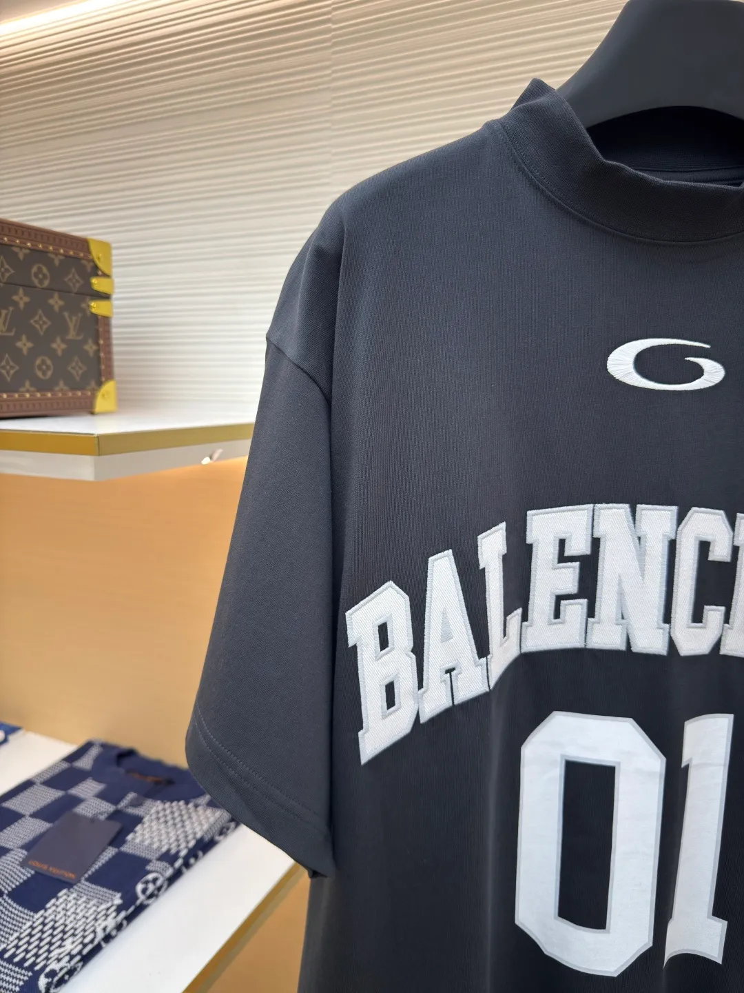 Balenciaga No. 1 jersey embroidered T-shirt ●Authentic product: 7000 purchased and developed ●Item number: 1680353-A35 ●Fabric: combed cotton plain fabric ●Technology: embroidery production ●Version: loose fit ●Weight: about 365 grams ●Size: XS-S-M-L ●Description: The fabric is made of 16s single-yarn combed cotton plain weave, with matching 1*1 horizontal machine-woven ribbing of this fabric color. The front and back panels are printed with elliptical machine screen paste, the front panel is embroidered with a domestic high-speed embroidery machine, laser burnt letter patch, 7s*7s twill contrasting color fastness 100% cotton, and the hem is a flat car color-blocked jacquard woven label. The woven label is made of white fine silk material imported from Japan. The overall wiring is straight and delicate, the fabric is comfortable and soft, and the color is consistent without color difference. It can be matched with the same style to create a fashionable look and control various occasions. Customized accessories, complete with three standards, same style for men and women!