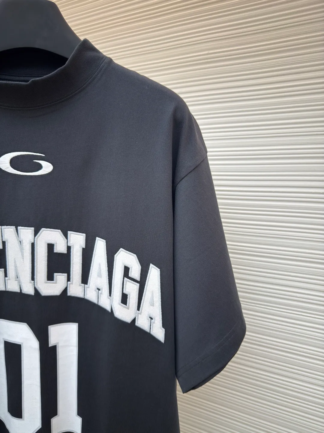 Balenciaga No. 1 jersey embroidered T-shirt ●Authentic product: 7000 purchased and developed ●Item number: 1680353-A35 ●Fabric: combed cotton plain fabric ●Technology: embroidery production ●Version: loose fit ●Weight: about 365 grams ●Size: XS-S-M-L ●Description: The fabric is made of 16s single-yarn combed cotton plain weave, with matching 1*1 horizontal machine-woven ribbing of this fabric color. The front and back panels are printed with elliptical machine screen paste, the front panel is embroidered with a domestic high-speed embroidery machine, laser burnt letter patch, 7s*7s twill contrasting color fastness 100% cotton, and the hem is a flat car color-blocked jacquard woven label. The woven label is made of white fine silk material imported from Japan. The overall wiring is straight and delicate, the fabric is comfortable and soft, and the color is consistent without color difference. It can be matched with the same style to create a fashionable look and control various occasions. Customized accessories, complete with three standards, same style for men and women!