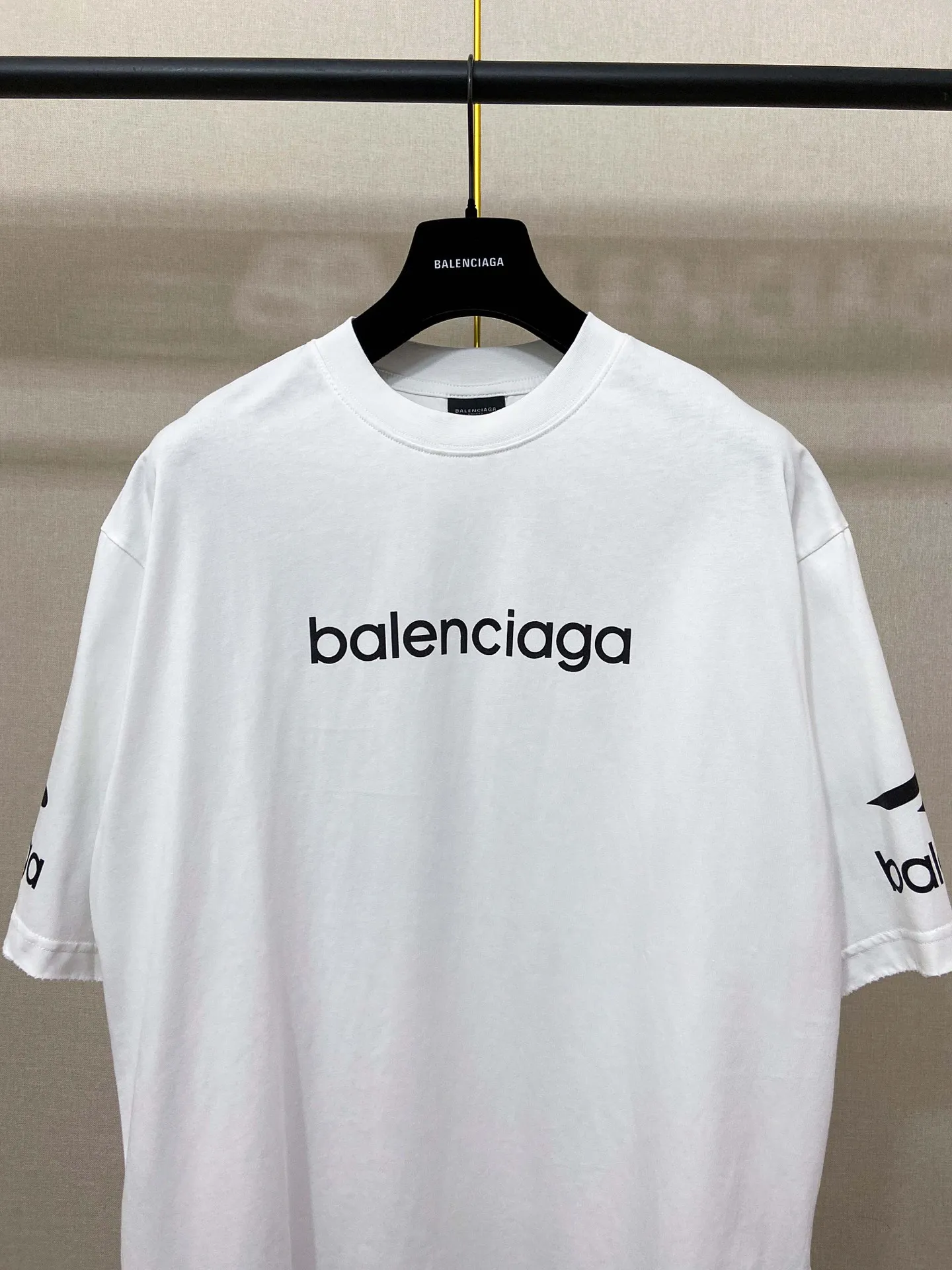 🅿️170 9187# Real photos Top version [[BALENCIA*GA] official website quality Paris new ski series 3M artistic letter LOGO printed short-sleeved T-shirt OS version loose dropped shoulders Unisex style Fabric: 260g 100% cotton double yarn Technology: front and rear left and right sleeve printing Garment wash spray-painted worn distressed fixed color Color: black white Red (red has different craftsmanship and different prices) Size: XS S M L