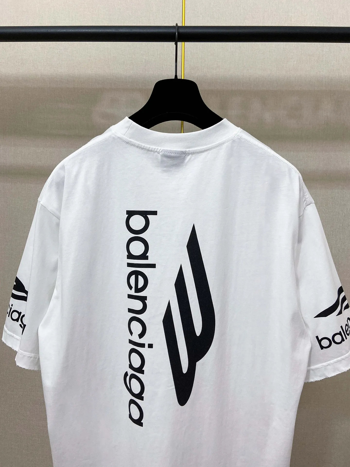 🅿️170 9187# Real photos Top version [[BALENCIA*GA] official website quality Paris new ski series 3M artistic letter LOGO printed short-sleeved T-shirt OS version loose dropped shoulders Unisex style Fabric: 260g 100% cotton double yarn Technology: front and rear left and right sleeve printing Garment wash spray-painted worn distressed fixed color Color: black white Red (red has different craftsmanship and different prices) Size: XS S M L