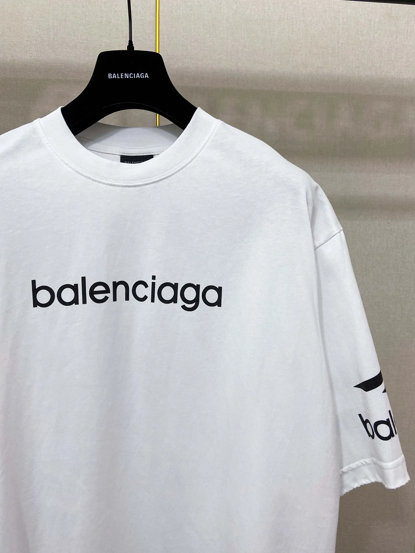 🅿️170 9187# Real photos Top version [[BALENCIA*GA] official website quality Paris new ski series 3M artistic letter LOGO printed short-sleeved T-shirt OS version loose dropped shoulders Unisex style Fabric: 260g 100% cotton double yarn Technology: front and rear left and right sleeve printing Garment wash spray-painted worn distressed fixed color Color: black white Red (red has different craftsmanship and different prices) Size: XS S M L