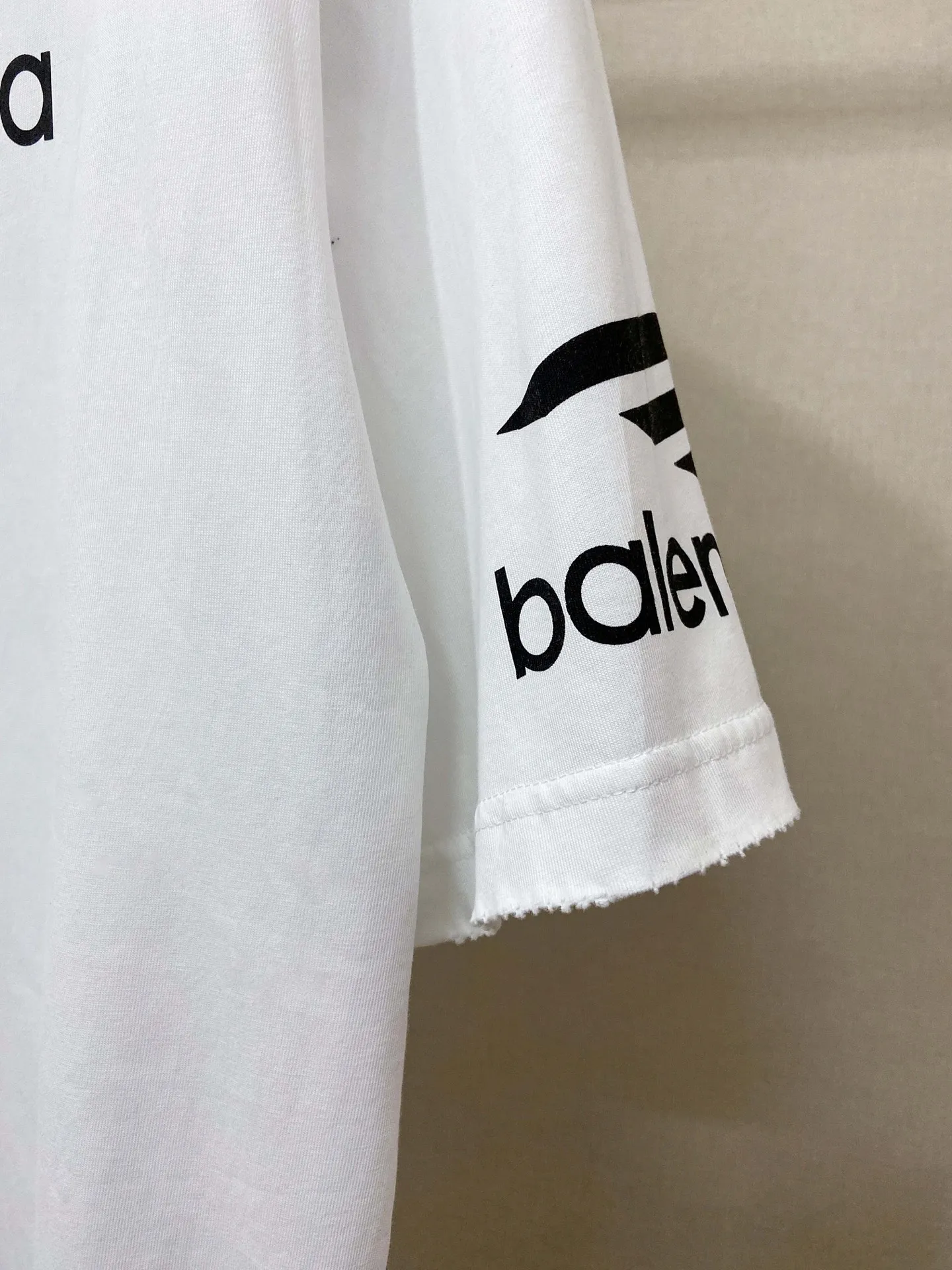 🅿️170 9187# Real photos Top version [[BALENCIA*GA] official website quality Paris new ski series 3M artistic letter LOGO printed short-sleeved T-shirt OS version loose dropped shoulders Unisex style Fabric: 260g 100% cotton double yarn Technology: front and rear left and right sleeve printing Garment wash spray-painted worn distressed fixed color Color: black white Red (red has different craftsmanship and different prices) Size: XS S M L