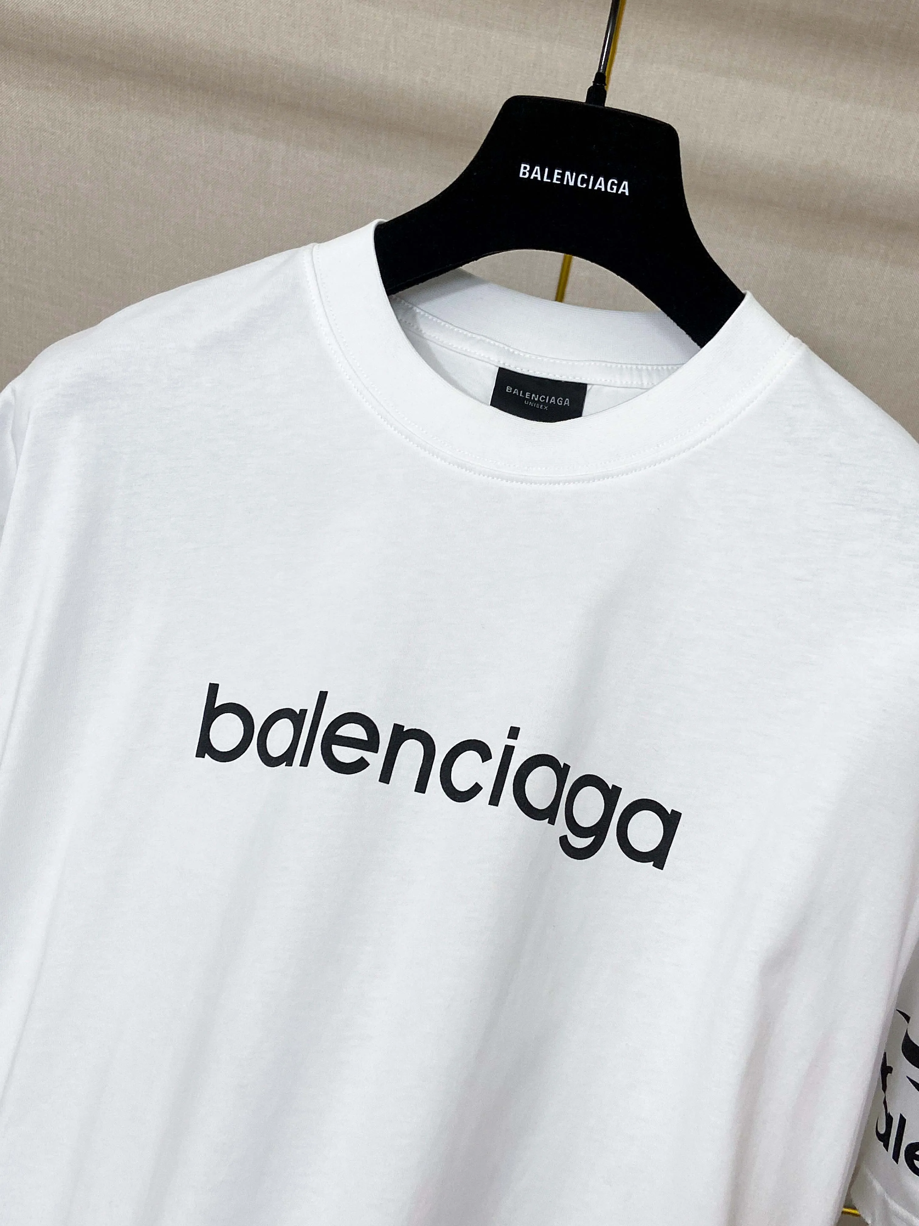 🅿️170 9187# Real photos Top version [[BALENCIA*GA] official website quality Paris new ski series 3M artistic letter LOGO printed short-sleeved T-shirt OS version loose dropped shoulders Unisex style Fabric: 260g 100% cotton double yarn Technology: front and rear left and right sleeve printing Garment wash spray-painted worn distressed fixed color Color: black white Red (red has different craftsmanship and different prices) Size: XS S M L