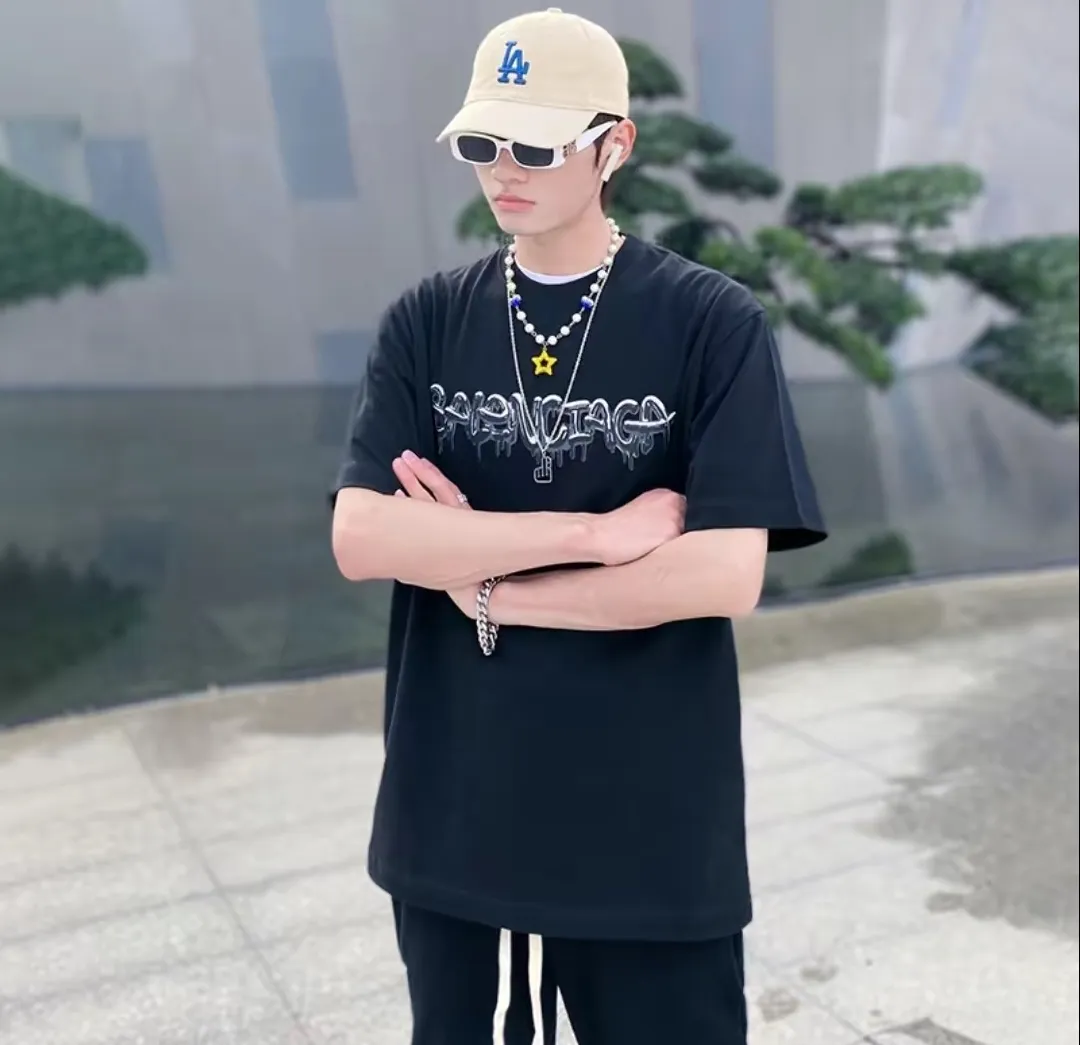 ♻️💯Upper body reference model picture❤️BALENCIAGA Balenciaga pink jelly glue dissolved pure cotton loose breathable trendy brand male and female couples same style short sleeves The design elements are still as simple as ever, the letters on the chest are integrated with the jelly melted design, giving an immediate sense of high-end. 100% double-yarn long-staple cotton fabric, pre-shrunk and washed, multi-dimensional handle. The printing is dot printing, cross-letter mold, inkjet-style heat transfer. The gel letters are first made and then fixed on the fabric through high-temperature pressing. The elements are simple and versatile. They look great in any combination. Color: black and white Size: XS-L P:250