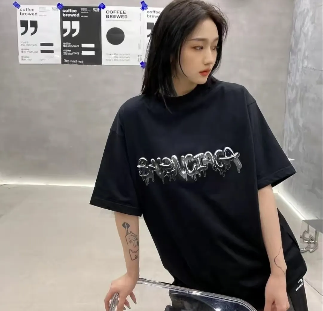 ♻️💯Upper body reference model picture❤️BALENCIAGA Balenciaga pink jelly glue dissolved pure cotton loose breathable trendy brand male and female couples same style short sleeves The design elements are still as simple as ever, the letters on the chest are integrated with the jelly melted design, giving an immediate sense of high-end. 100% double-yarn long-staple cotton fabric, pre-shrunk and washed, multi-dimensional handle. The printing is dot printing, cross-letter mold, inkjet-style heat transfer. The gel letters are first made and then fixed on the fabric through high-temperature pressing. The elements are simple and versatile. They look great in any combination. Color: black and white Size: XS-L P:250
