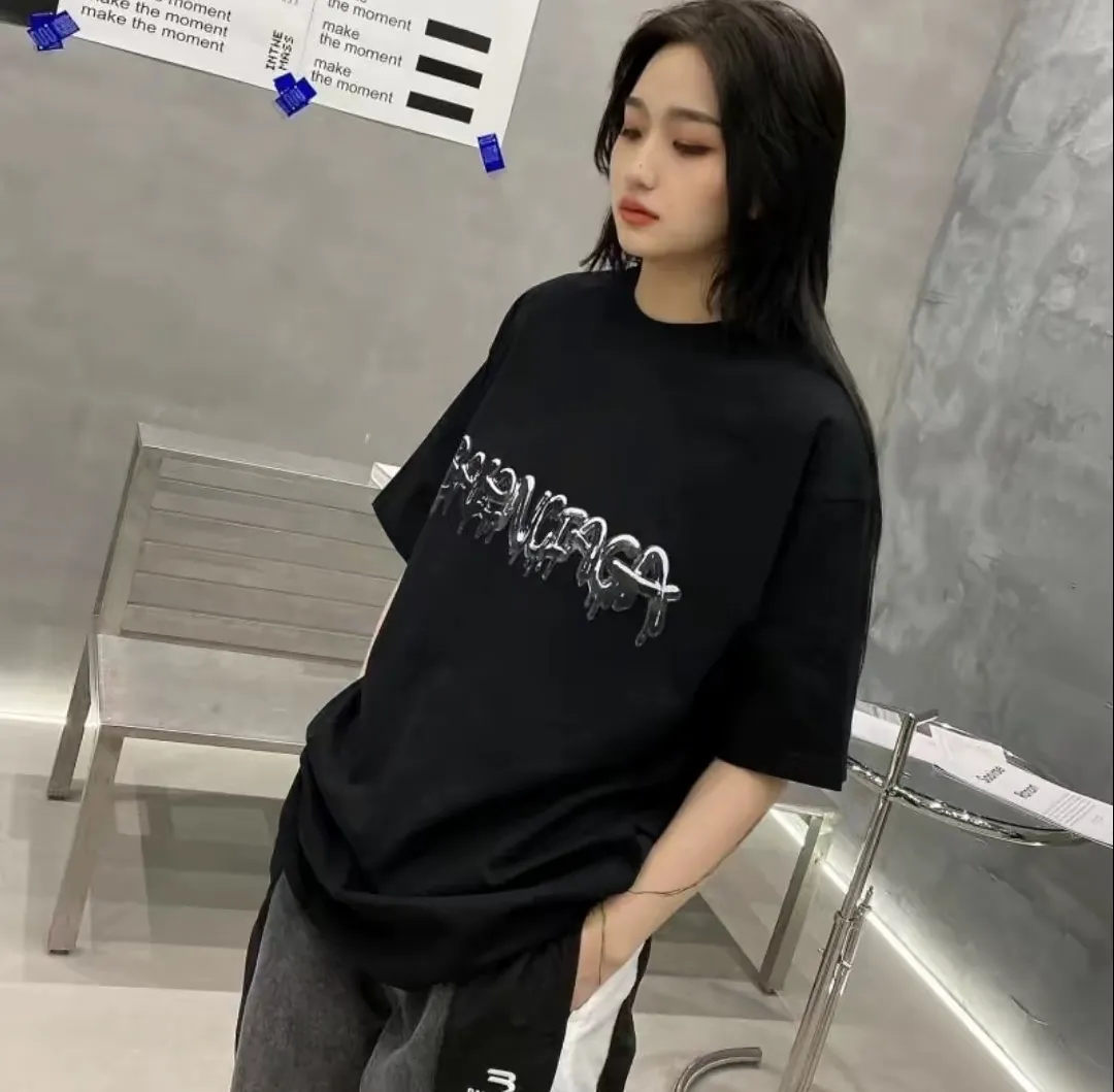 ♻️💯Upper body reference model picture❤️BALENCIAGA Balenciaga pink jelly glue dissolved pure cotton loose breathable trendy brand male and female couples same style short sleeves The design elements are still as simple as ever, the letters on the chest are integrated with the jelly melted design, giving an immediate sense of high-end. 100% double-yarn long-staple cotton fabric, pre-shrunk and washed, multi-dimensional handle. The printing is dot printing, cross-letter mold, inkjet-style heat transfer. The gel letters are first made and then fixed on the fabric through high-temperature pressing. The elements are simple and versatile. They look great in any combination. Color: black and white Size: XS-L P:250