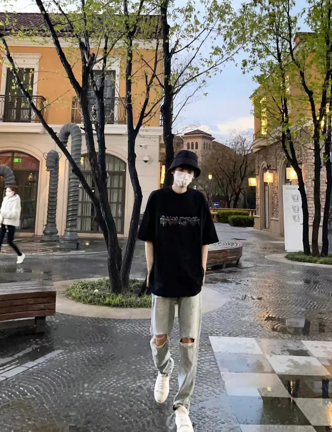 ♻️💯Upper body reference model picture❤️BALENCIAGA Balenciaga pink jelly glue dissolved pure cotton loose breathable trendy brand male and female couples same style short sleeves The design elements are still as simple as ever, the letters on the chest are integrated with the jelly melted design, giving an immediate sense of high-end. 100% double-yarn long-staple cotton fabric, pre-shrunk and washed, multi-dimensional handle. The printing is dot printing, cross-letter mold, inkjet-style heat transfer. The gel letters are first made and then fixed on the fabric through high-temperature pressing. The elements are simple and versatile. They look great in any combination. Color: black and white Size: XS-L P:250