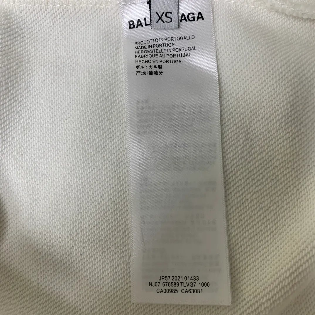 The top tried and tested version of BALENCIAGA's love ❤️printed male and female couple star's same style pullover hoodie sweatshirt. Decorated with I ❤️art work embroidery on the front｜brand logo embroidery on the lower back｜distressed effect. Heavy 480g pure cotton terry fabric, full of feel. The weight of the ready-made clothes is more than one kilogram, and the drape is very good! The new plate-making process that imitates hand embroidery has the rough feel of hand embroidery, and the stitching method is adjusted according to the original pattern. After embroidery, the stitching technique is imitated by hand embroidery, and the smooth curves highlight the embroidery effect.  The main body of the logo pattern is precision stitched; the embroidery is very fine and dense. Linen embroidery thread is used combined with dense processing to increase the three-dimensional effect, and the embroidery body has a subtle matte visual texture. Color: washed black white Size: S--XL P:390