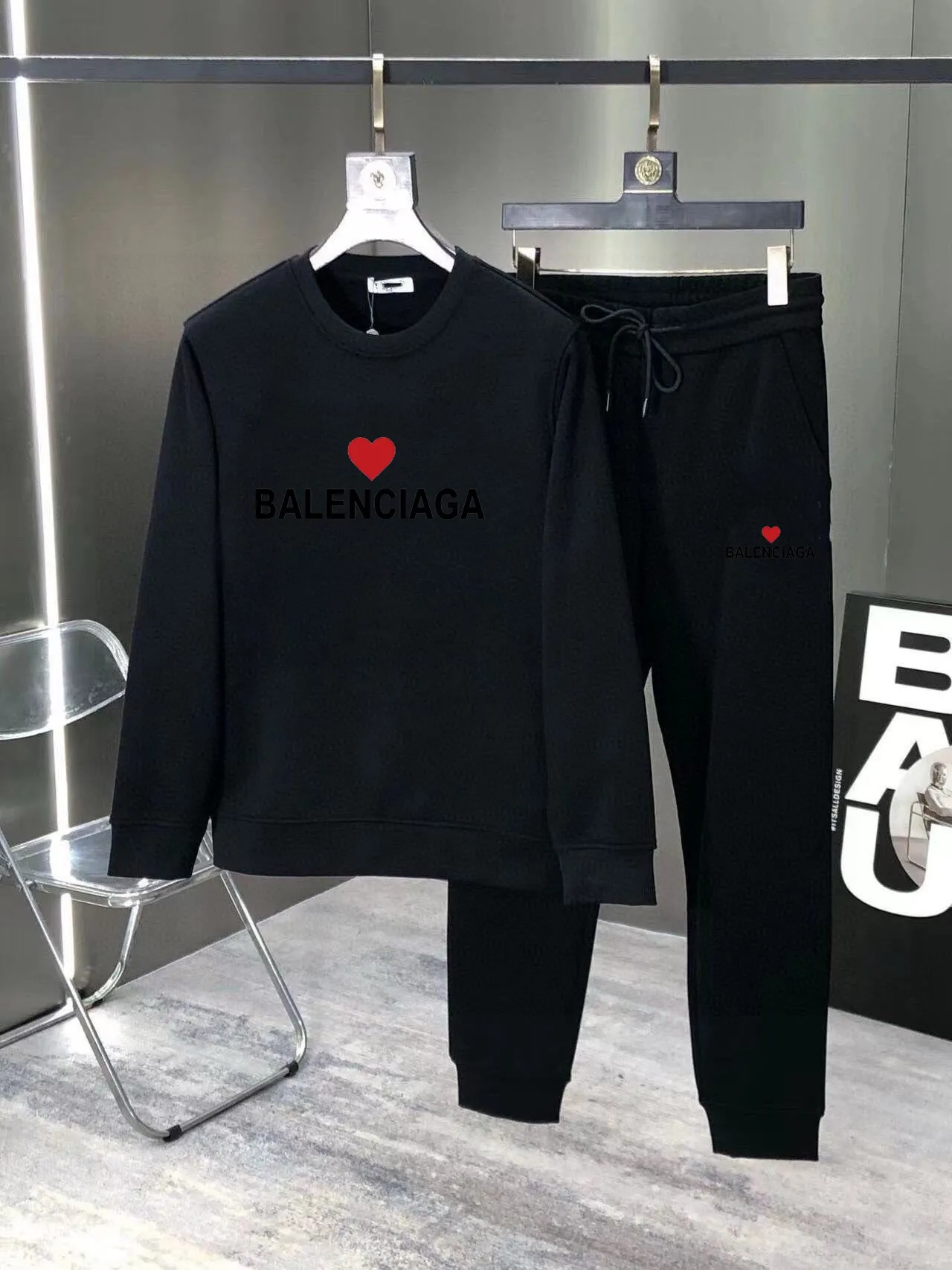 🅿️380 [BALENCIAGA] (Gospel for Fatty) hot-selling suit is coming. Focus on the original version of the official website. 2025 new hot-selling sweatshirt suit. The original order is the best. 🇭🇰The meticulous work of top designers. It has a fitting and perfect upper body effect. 100% natural high-quality Roman cotton, close-fitting comfort, noble and elegant! Original hardware embodies elegance and nobility! Counter size: M-5XL (maximum wear up to 220 pounds)