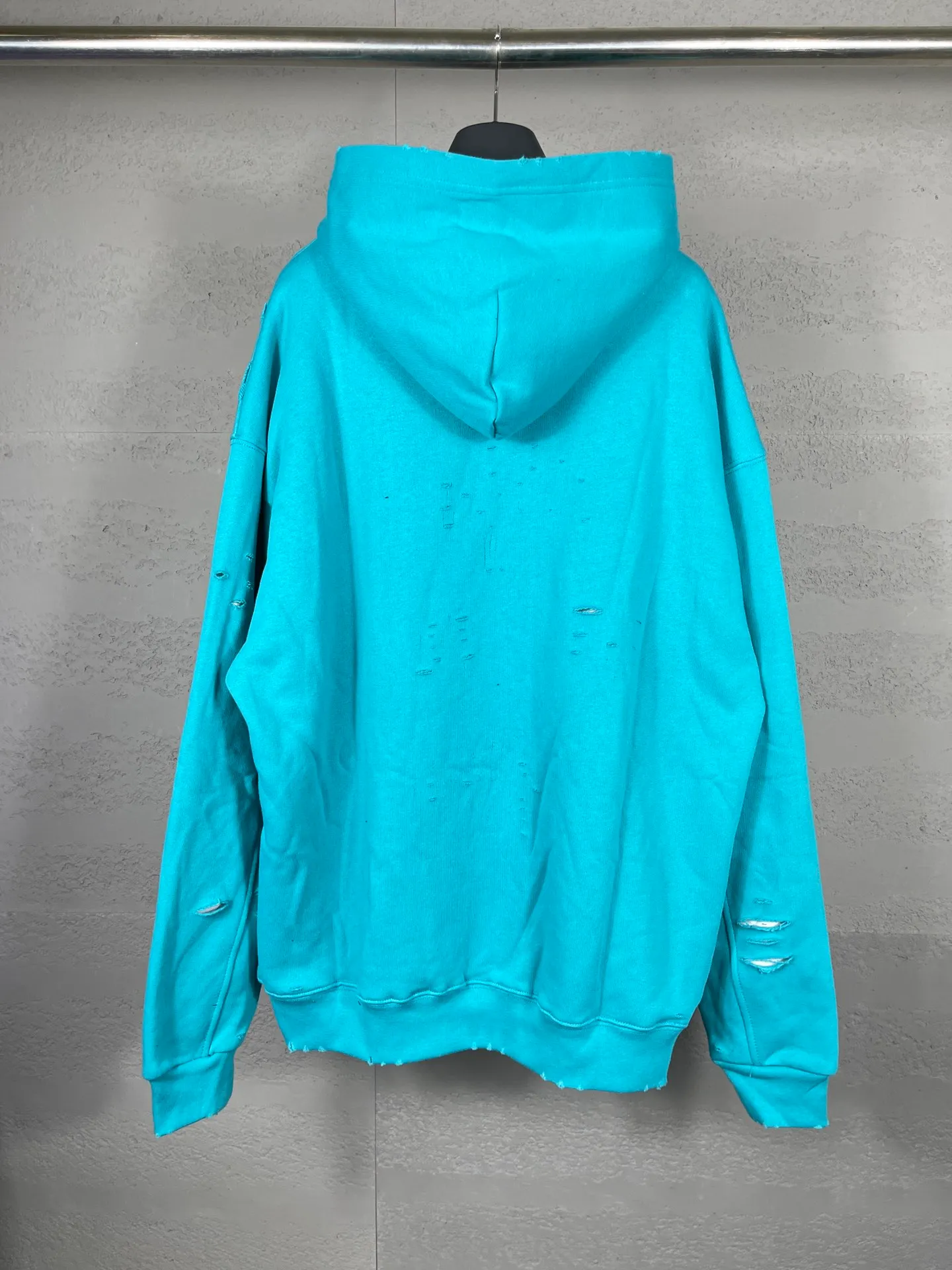 🅿️396 Actual pictures [Top version. Official website quality] BALENCI*GA/Paris. Classic style. 22SS #BALENCI*GA# Artistic ripped hole and velvet inner two-piece hooded sweatshirt. Autumn and winter brick cabinets are synchronized. Welcome to compare. The fabric is made of Paris ZP custom-woven and dyed cotton double yarn David coat with velvet lining. The fabric pattern is clear, soft and comfortable. The threads are woven and dyed with no color difference. The classic letter LOGO adopts precision stencils, imported environmentally friendly rubber paddles, and turtle crack printing, with a three-dimensional effect. Garment positioning art is worn with holes, hem threads, hat brim, and bag mouth are hand-worn vintage. Restore brick cabinets, and adopt OS loose shoulder style. Same style for men and women Coding: BL238001 Color: Black. White. Hulan. Brown. Dark green. Burgundy. Purple Size: XS S M L
