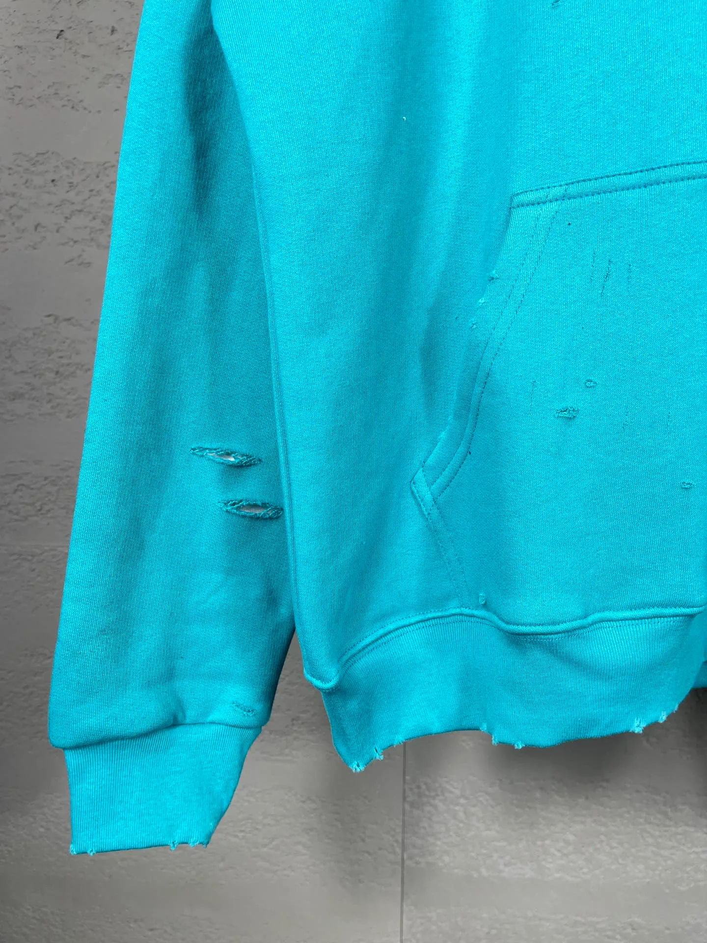 🅿️396 Actual pictures [Top version. Official website quality] BALENCI*GA/Paris. Classic style. 22SS #BALENCI*GA# Artistic ripped hole and velvet inner two-piece hooded sweatshirt. Autumn and winter brick cabinets are synchronized. Welcome to compare. The fabric is made of Paris ZP custom-woven and dyed cotton double yarn David coat with velvet lining. The fabric pattern is clear, soft and comfortable. The threads are woven and dyed with no color difference. The classic letter LOGO adopts precision stencils, imported environmentally friendly rubber paddles, and turtle crack printing, with a three-dimensional effect. Garment positioning art is worn with holes, hem threads, hat brim, and bag mouth are hand-worn vintage. Restore brick cabinets, and adopt OS loose shoulder style. Same style for men and women Coding: BL238001 Color: Black. White. Hulan. Brown. Dark green. Burgundy. Purple Size: XS S M L