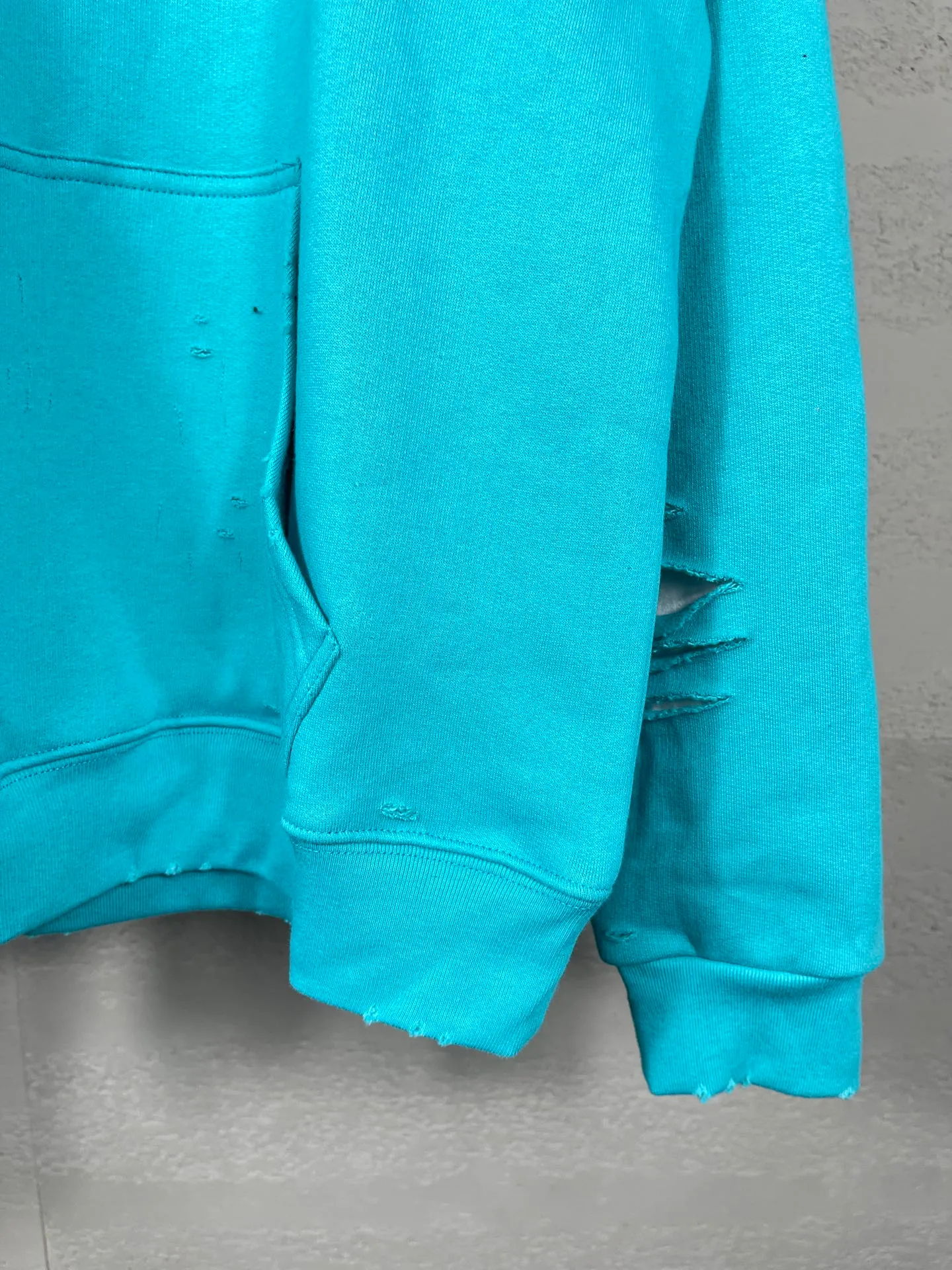 🅿️396 Actual pictures [Top version. Official website quality] BALENCI*GA/Paris. Classic style. 22SS #BALENCI*GA# Artistic ripped hole and velvet inner two-piece hooded sweatshirt. Autumn and winter brick cabinets are synchronized. Welcome to compare. The fabric is made of Paris ZP custom-woven and dyed cotton double yarn David coat with velvet lining. The fabric pattern is clear, soft and comfortable. The threads are woven and dyed with no color difference. The classic letter LOGO adopts precision stencils, imported environmentally friendly rubber paddles, and turtle crack printing, with a three-dimensional effect. Garment positioning art is worn with holes, hem threads, hat brim, and bag mouth are hand-worn vintage. Restore brick cabinets, and adopt OS loose shoulder style. Same style for men and women Coding: BL238001 Color: Black. White. Hulan. Brown. Dark green. Burgundy. Purple Size: XS S M L