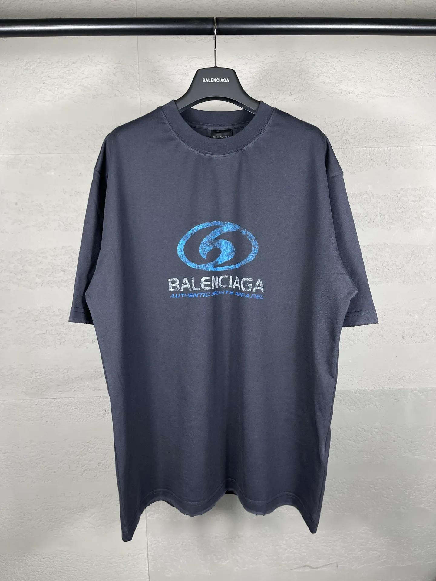 🅿️180 real shots [Top version. Official website quality] BALENCI*GA/Paris. 2024 new style. New LOGO blurry LOGO direct-injection printing ready-made worn-out short-sleeved T-shirt, brick cabinet synchronization. Genuine product developed at the first time, happy to print and compare! The fabric is made of Paris ZP custom-woven and dyed cotton double yarn. Weighing 260 grams, the cloth surface is clean. The cloth pattern is clear, soft and comfortable. The threads are dyed with no color difference. The classic LOGO is printed using environmentally friendly imported materials, with clear straight-crack pattern letters and a three-dimensional effect. Restored brick cabinet. Ready-made garments are washed, worn and distressed. Different market currency. Welcome to compare. The version adopts OS loose shoulder style. Same style for men and women. Code: BL223329 Color: gray blue, beige. Size: XS to L