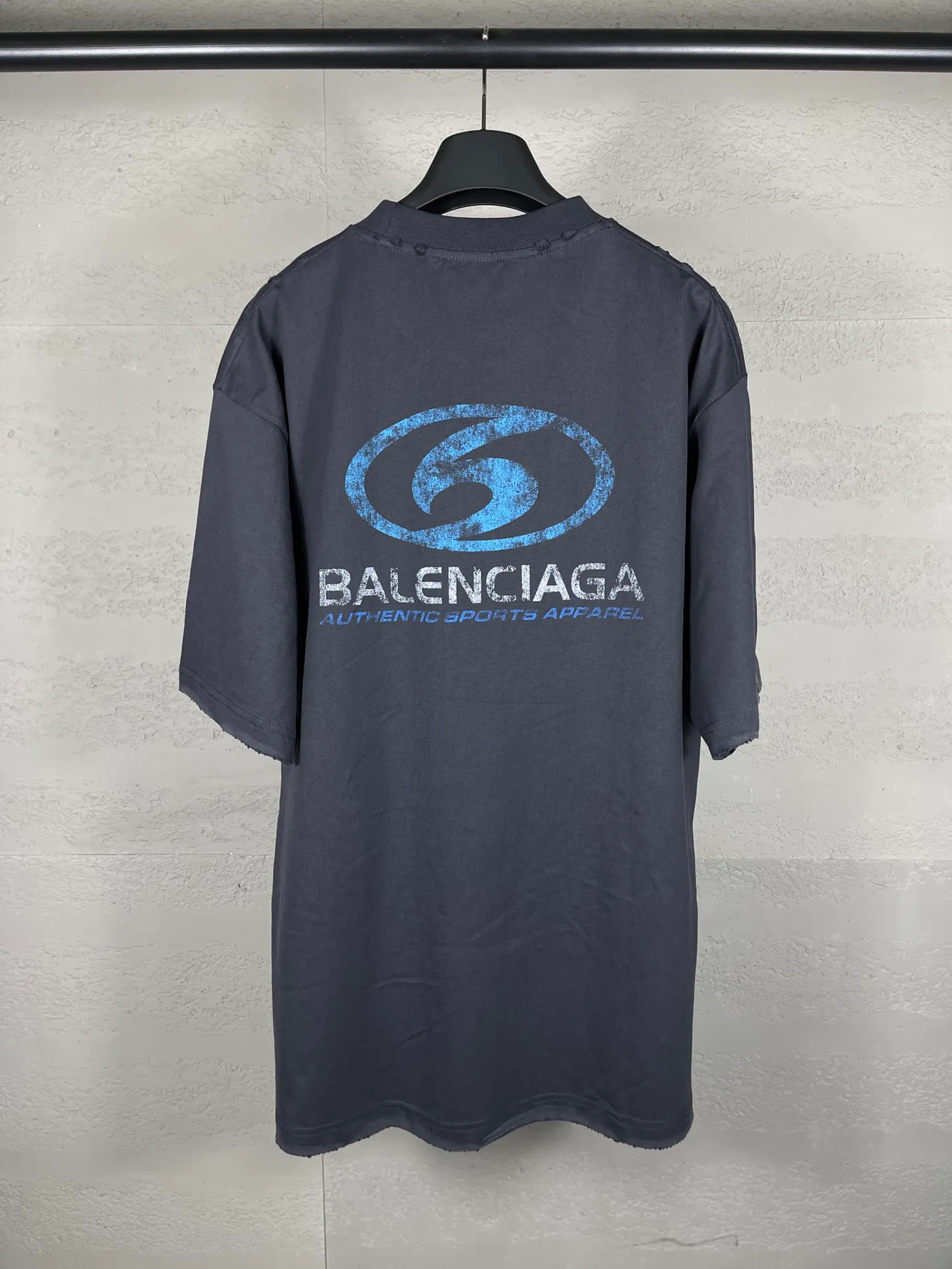 🅿️180 real shots [Top version. Official website quality] BALENCI*GA/Paris. 2024 new style. New LOGO blurry LOGO direct-injection printing ready-made worn-out short-sleeved T-shirt, brick cabinet synchronization. Genuine product developed at the first time, happy to print and compare! The fabric is made of Paris ZP custom-woven and dyed cotton double yarn. Weighing 260 grams, the cloth surface is clean. The cloth pattern is clear, soft and comfortable. The threads are dyed with no color difference. The classic LOGO is printed using environmentally friendly imported materials, with clear straight-crack pattern letters and a three-dimensional effect. Restored brick cabinet. Ready-made garments are washed, worn and distressed. Different market currency. Welcome to compare. The version adopts OS loose shoulder style. Same style for men and women. Code: BL223329 Color: gray blue, beige. Size: XS to L