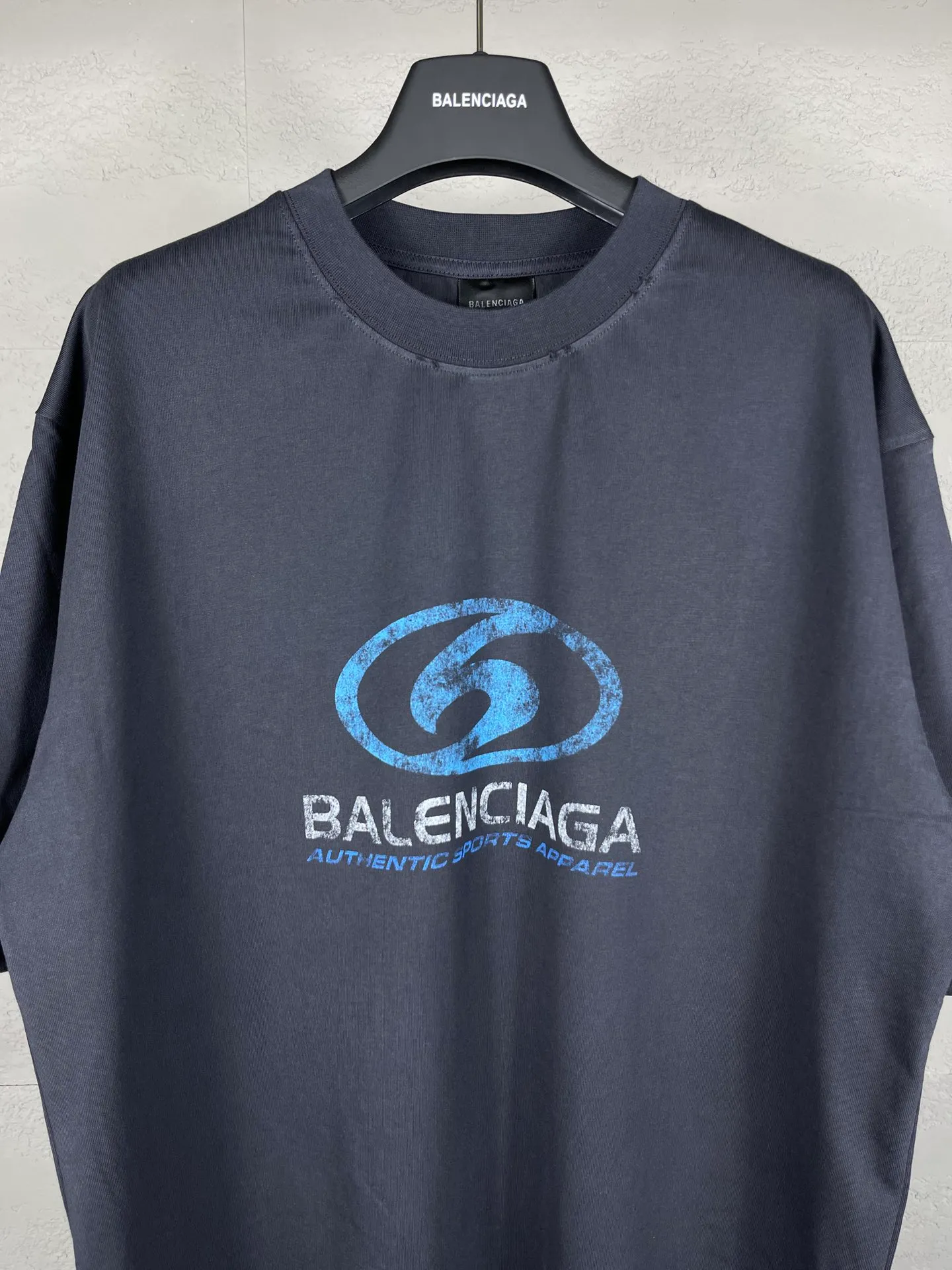 🅿️180 real shots [Top version. Official website quality] BALENCI*GA/Paris. 2024 new style. New LOGO blurry LOGO direct-injection printing ready-made worn-out short-sleeved T-shirt, brick cabinet synchronization. Genuine product developed at the first time, happy to print and compare! The fabric is made of Paris ZP custom-woven and dyed cotton double yarn. Weighing 260 grams, the cloth surface is clean. The cloth pattern is clear, soft and comfortable. The threads are dyed with no color difference. The classic LOGO is printed using environmentally friendly imported materials, with clear straight-crack pattern letters and a three-dimensional effect. Restored brick cabinet. Ready-made garments are washed, worn and distressed. Different market currency. Welcome to compare. The version adopts OS loose shoulder style. Same style for men and women. Code: BL223329 Color: gray blue, beige. Size: XS to L