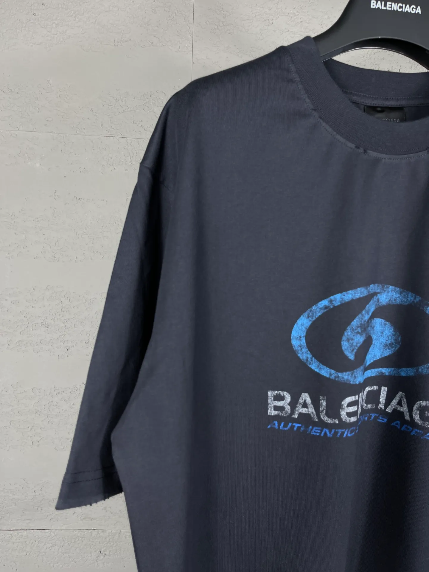 🅿️180 real shots [Top version. Official website quality] BALENCI*GA/Paris. 2024 new style. New LOGO blurry LOGO direct-injection printing ready-made worn-out short-sleeved T-shirt, brick cabinet synchronization. Genuine product developed at the first time, happy to print and compare! The fabric is made of Paris ZP custom-woven and dyed cotton double yarn. Weighing 260 grams, the cloth surface is clean. The cloth pattern is clear, soft and comfortable. The threads are dyed with no color difference. The classic LOGO is printed using environmentally friendly imported materials, with clear straight-crack pattern letters and a three-dimensional effect. Restored brick cabinet. Ready-made garments are washed, worn and distressed. Different market currency. Welcome to compare. The version adopts OS loose shoulder style. Same style for men and women. Code: BL223329 Color: gray blue, beige. Size: XS to L