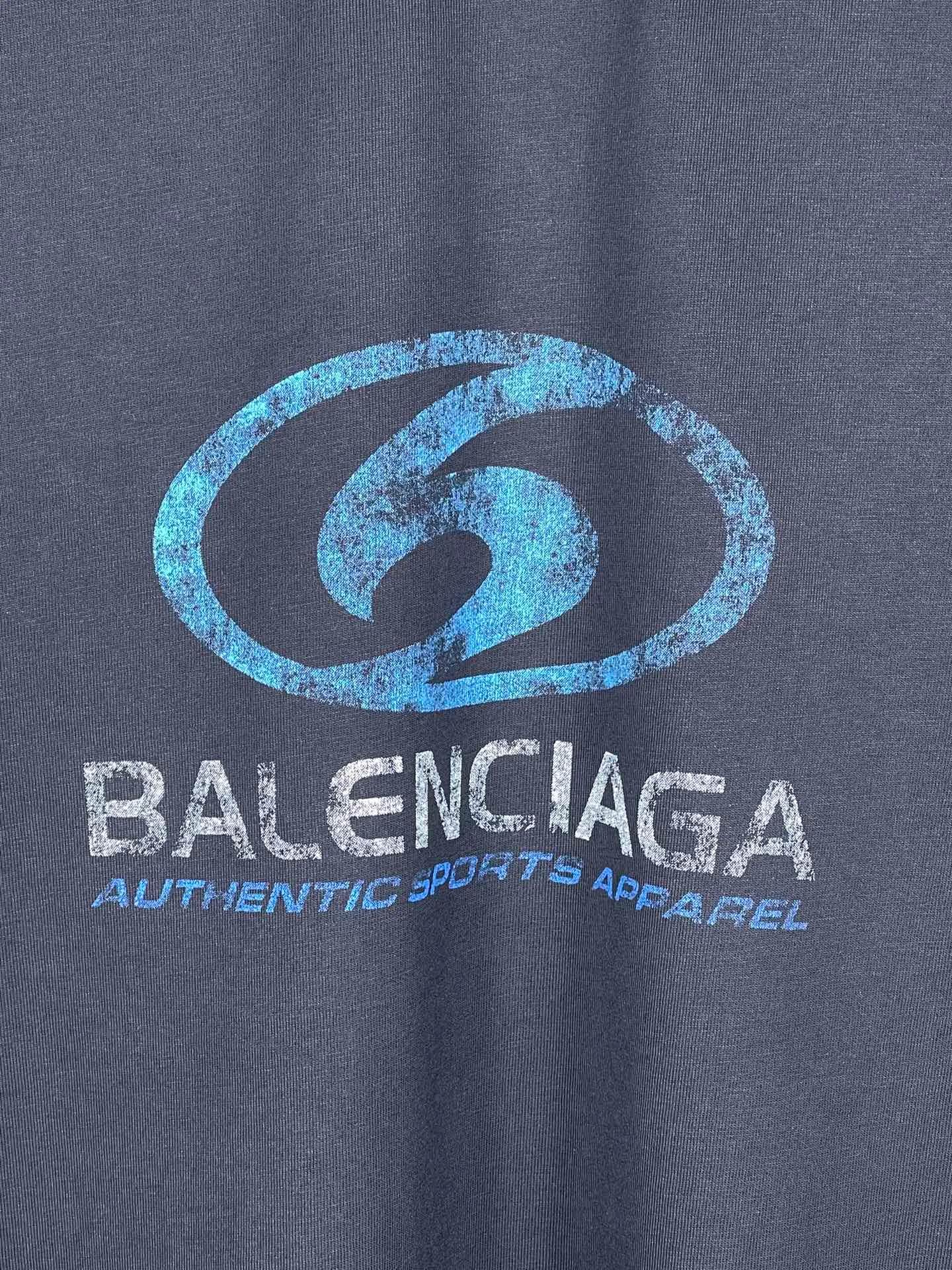 🅿️180 real shots [Top version. Official website quality] BALENCI*GA/Paris. 2024 new style. New LOGO blurry LOGO direct-injection printing ready-made worn-out short-sleeved T-shirt, brick cabinet synchronization. Genuine product developed at the first time, happy to print and compare! The fabric is made of Paris ZP custom-woven and dyed cotton double yarn. Weighing 260 grams, the cloth surface is clean. The cloth pattern is clear, soft and comfortable. The threads are dyed with no color difference. The classic LOGO is printed using environmentally friendly imported materials, with clear straight-crack pattern letters and a three-dimensional effect. Restored brick cabinet. Ready-made garments are washed, worn and distressed. Different market currency. Welcome to compare. The version adopts OS loose shoulder style. Same style for men and women. Code: BL223329 Color: gray blue, beige. Size: XS to L