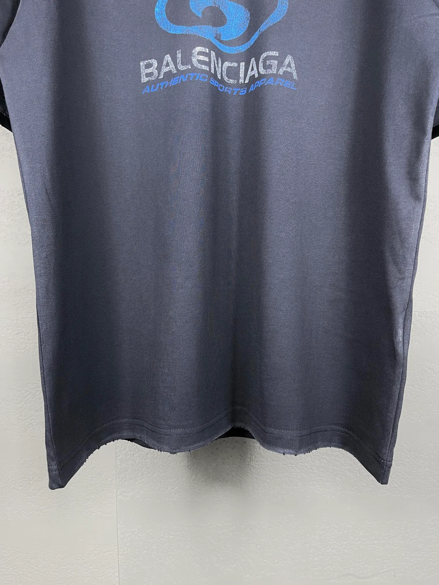 🅿️180 real shots [Top version. Official website quality] BALENCI*GA/Paris. 2024 new style. New LOGO blurry LOGO direct-injection printing ready-made worn-out short-sleeved T-shirt, brick cabinet synchronization. Genuine product developed at the first time, happy to print and compare! The fabric is made of Paris ZP custom-woven and dyed cotton double yarn. Weighing 260 grams, the cloth surface is clean. The cloth pattern is clear, soft and comfortable. The threads are dyed with no color difference. The classic LOGO is printed using environmentally friendly imported materials, with clear straight-crack pattern letters and a three-dimensional effect. Restored brick cabinet. Ready-made garments are washed, worn and distressed. Different market currency. Welcome to compare. The version adopts OS loose shoulder style. Same style for men and women. Code: BL223329 Color: gray blue, beige. Size: XS to L